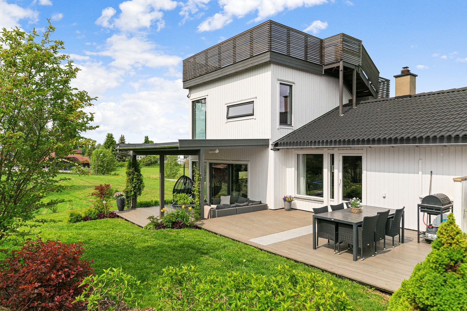 Flotte uteplasser og pent opparbeidet hage Galleribilde