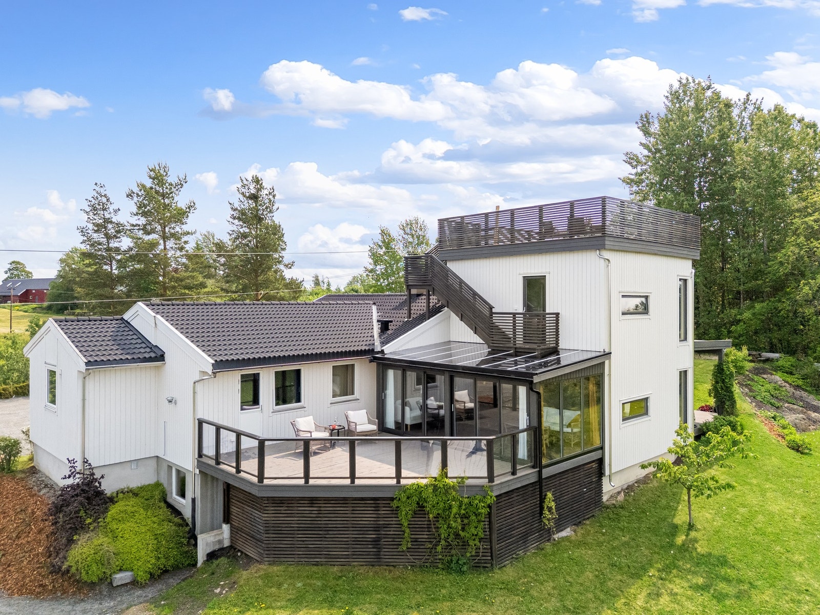 Huset har flere, solrike uteplasser Galleribilde