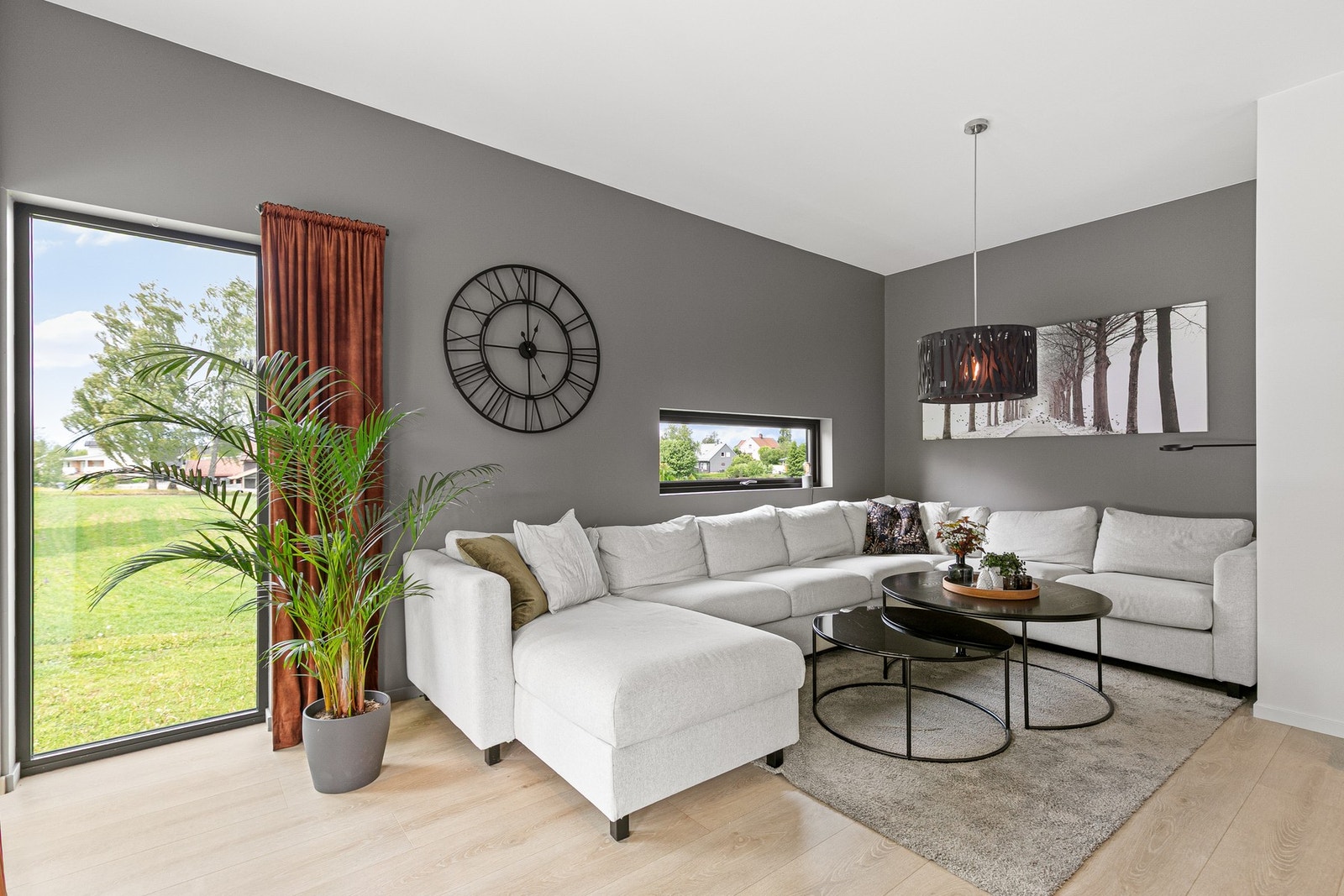 Lekker stuedel med store vinduer som gir godt lys til rommet Galleribilde