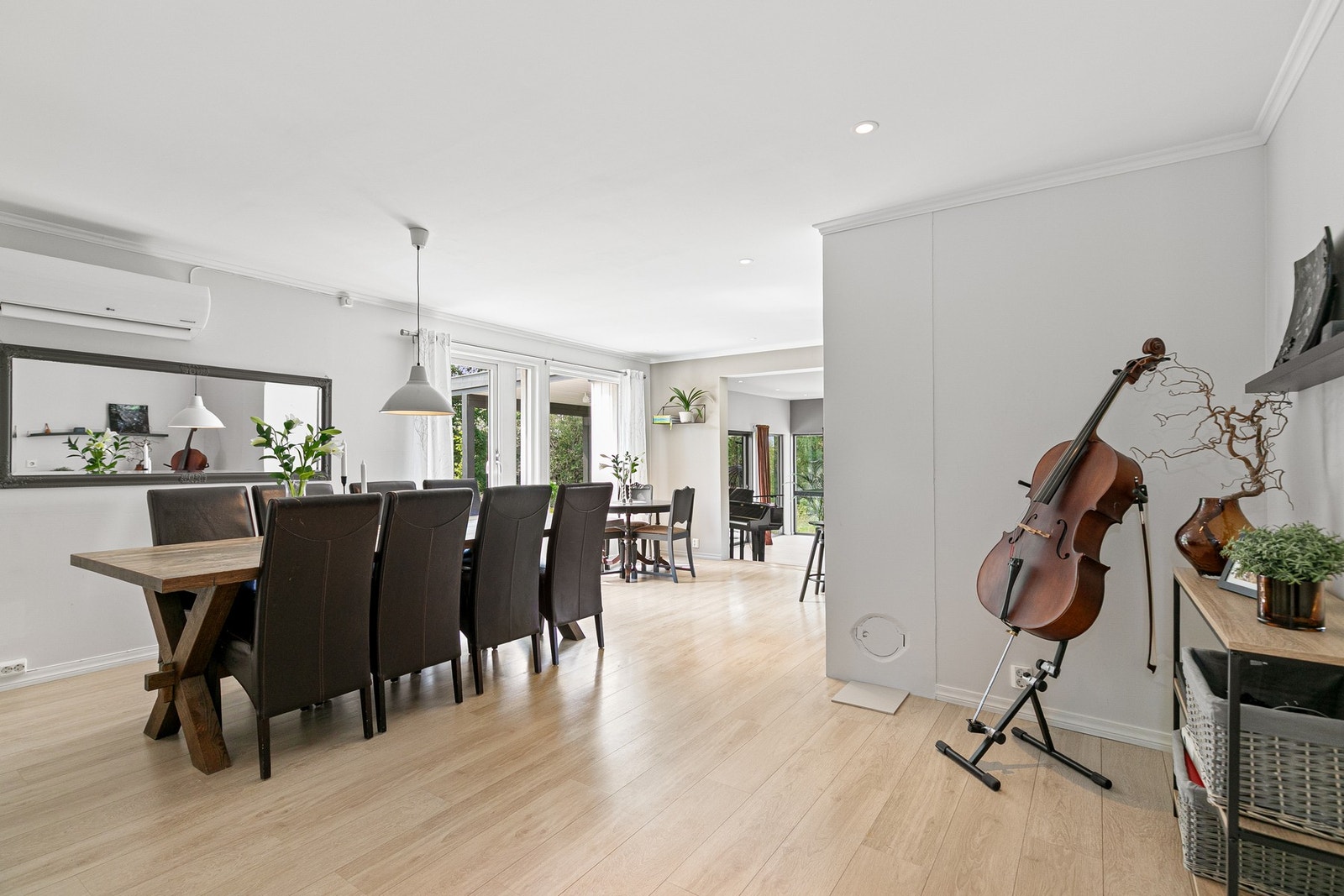 Spisestuen ligger i delvis åpen løsning med kjøkkenet. Her er det plass til stort spisebord og det der utgang til terrasse Galleribilde