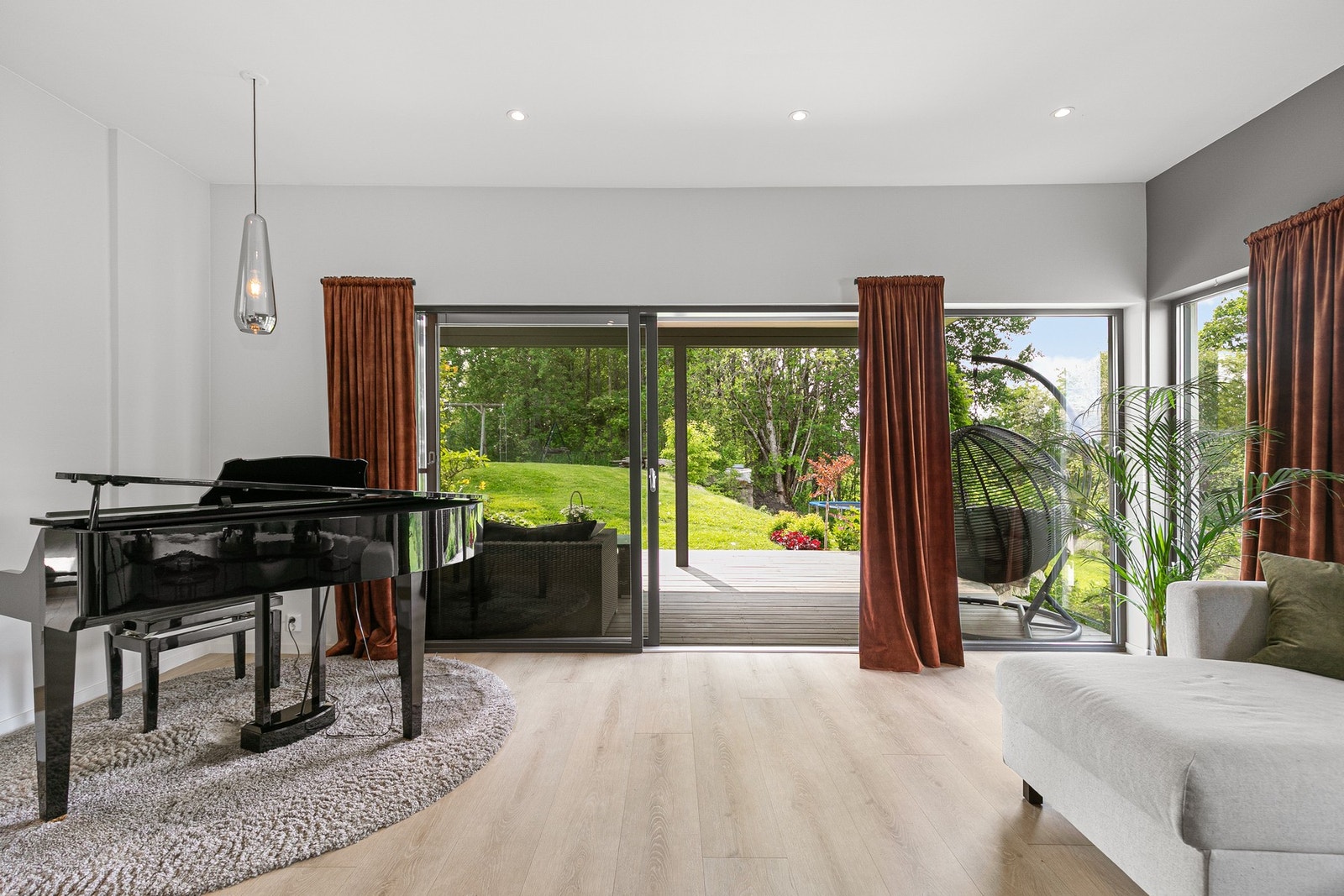 Fra stuen er det utgang til overbygget terrasse og hagen Galleribilde