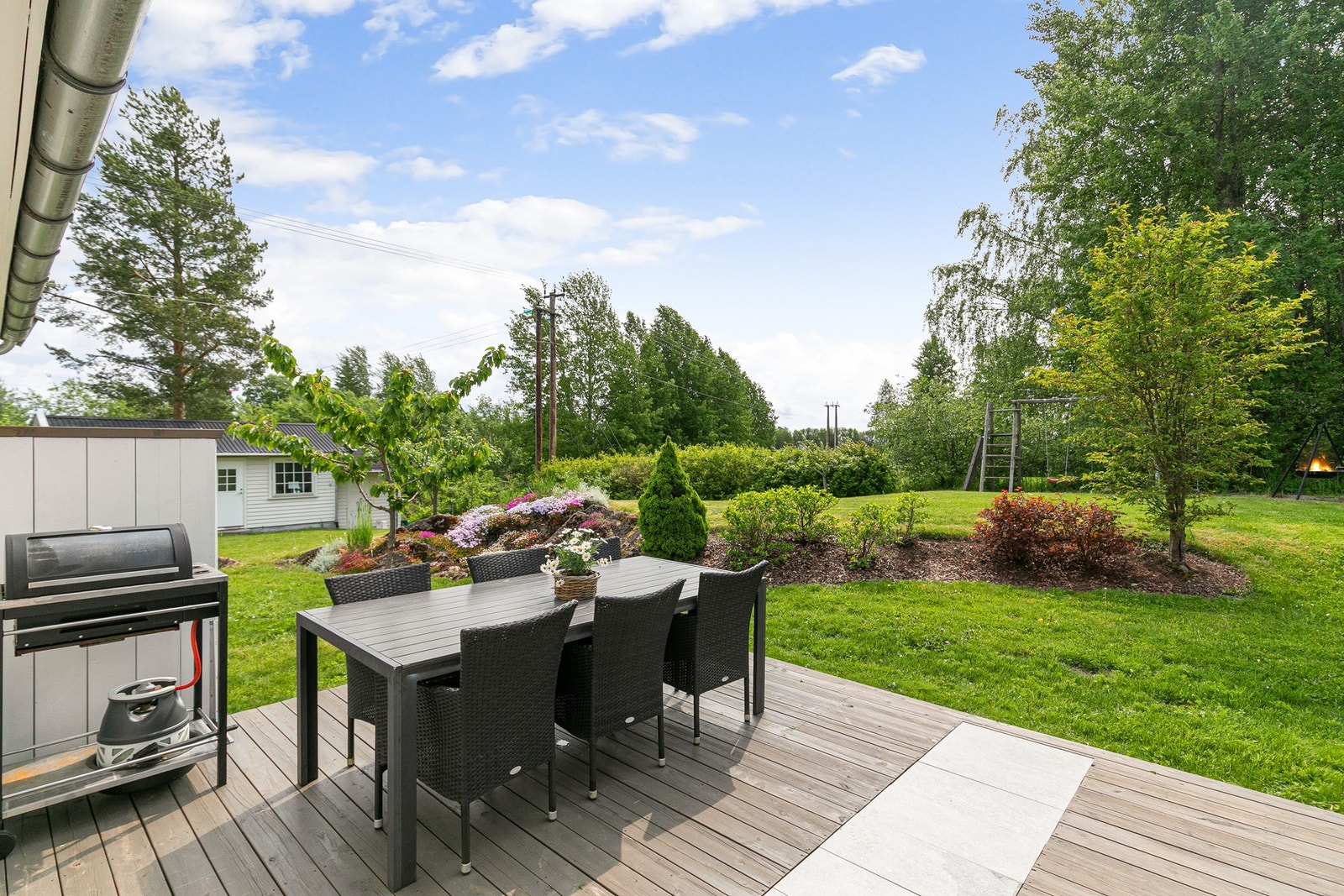 Ta med kaffekoppen fra kjøkkenet og ut i hagen Galleribilde