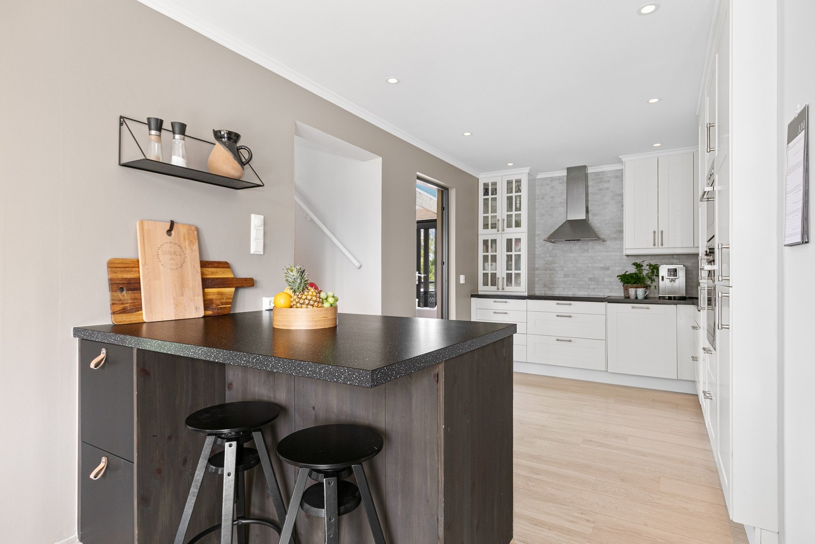 Kjøkkenet har meget god oppbevaringsplass og innredningen er lys og pen Galleribilde