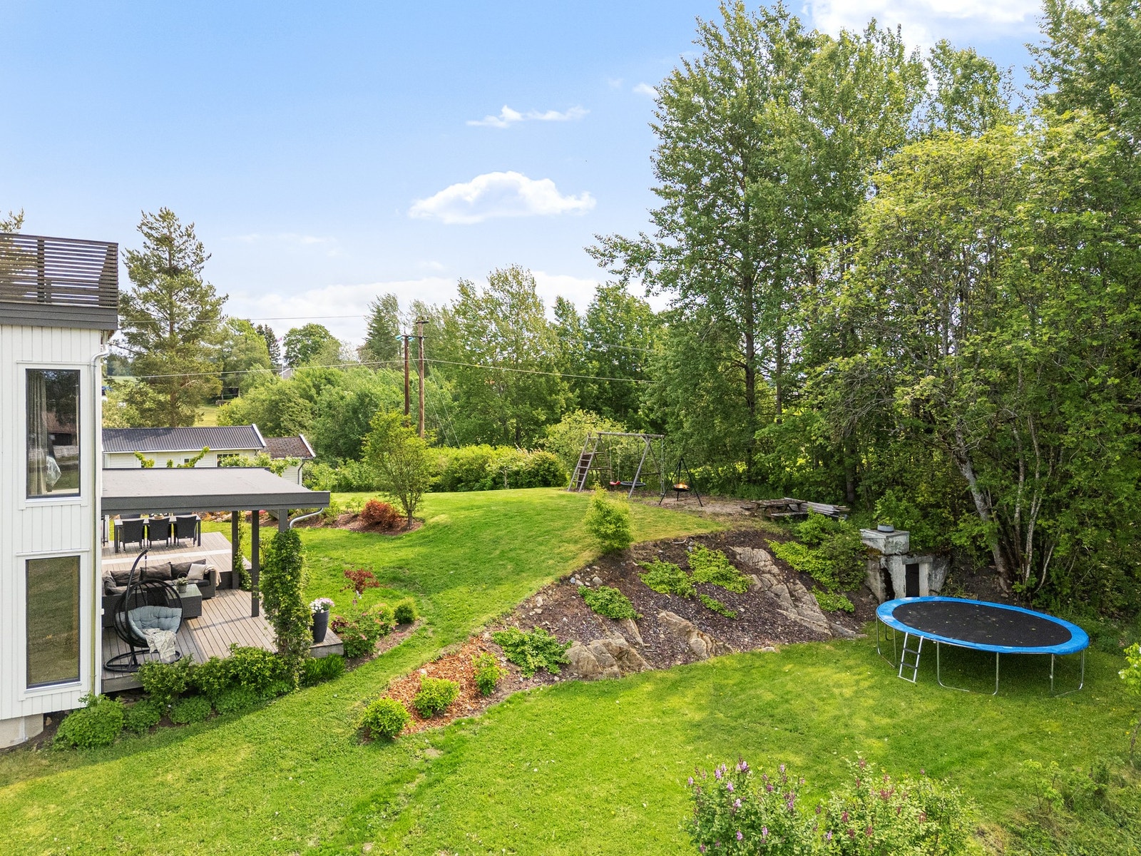 Stor og meget pent opparbeidet hage. Alle uteplassene har gode solfforhold og er godt skjermet for innsyn Galleribilde