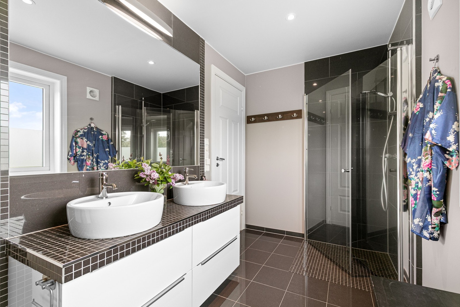 Lekkert flislagt baderom i tilknytgning til hovedsoverommet Galleribilde