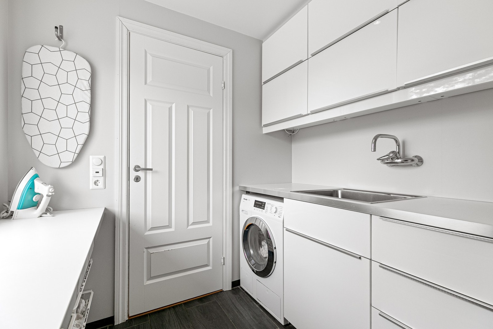 Praktisk vaskerom med god oppbevaringsplass Galleribilde