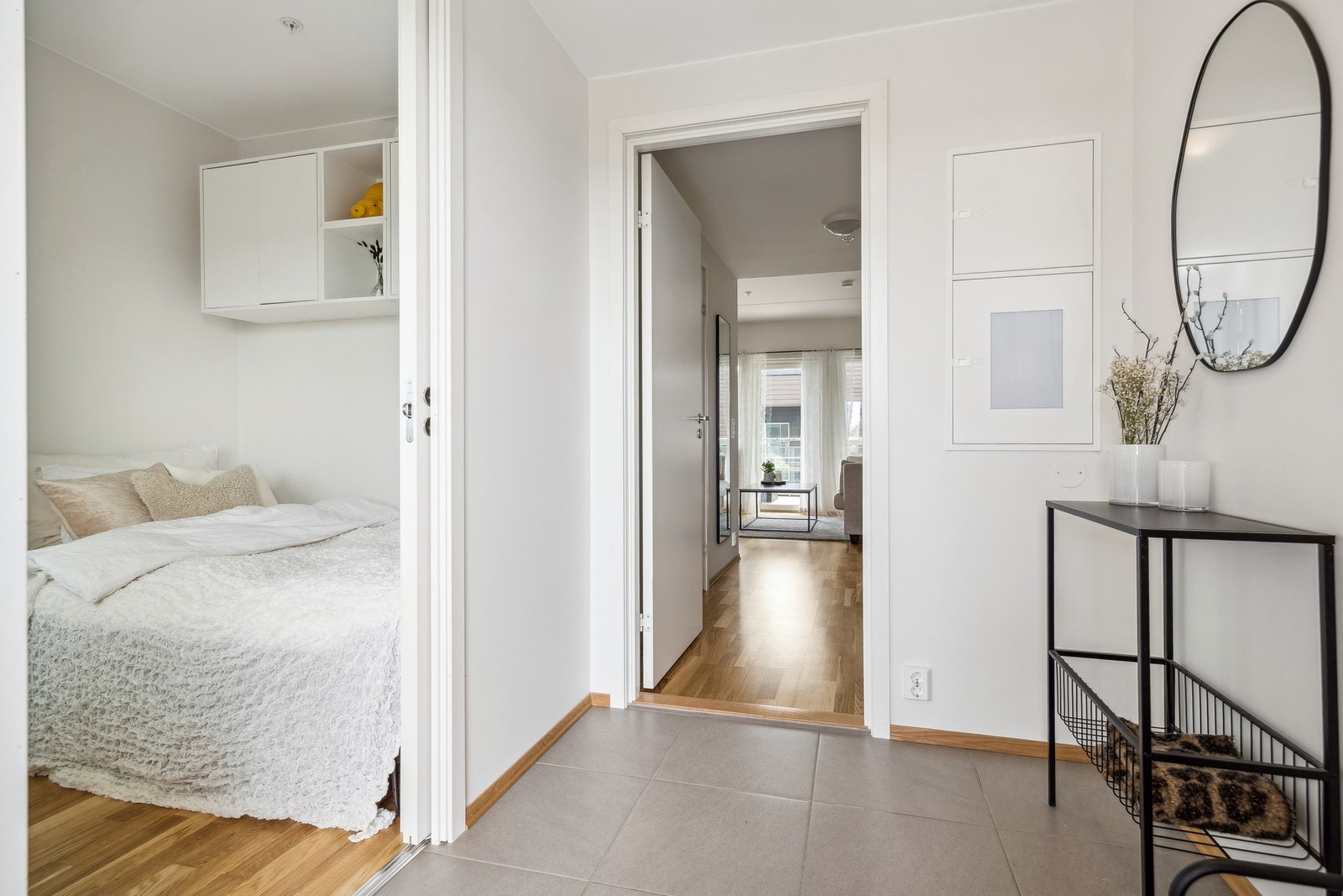 Det er skyvedør mellom soverom og entré som er plassbesparende. Galleribilde