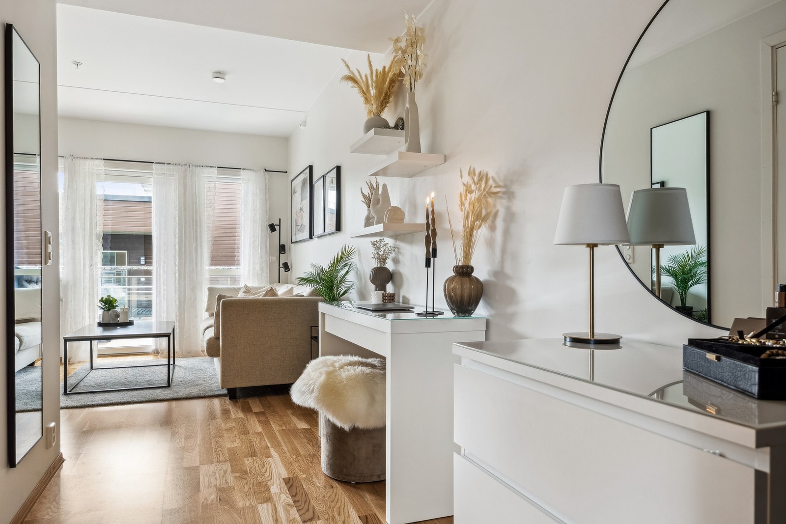 Leiligheten varmes opp ved fjernvarme, dette gir både reduserte energikostnader og en jevn temperatur. Galleribilde