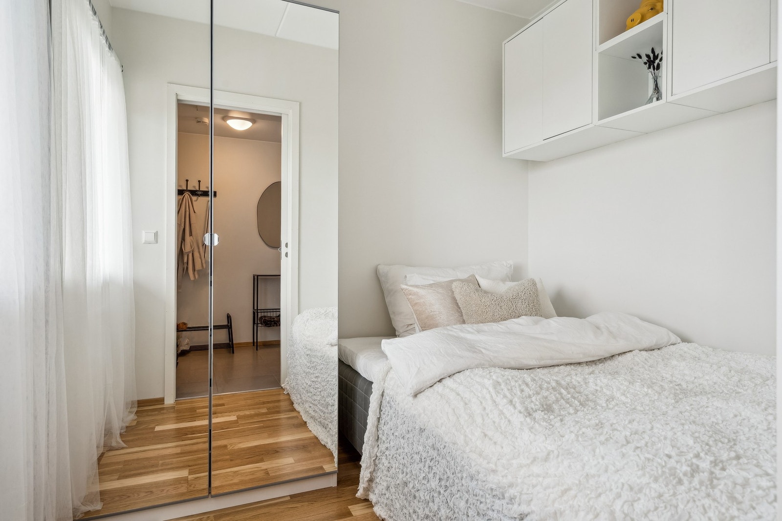 Soverommet måler 5,5 kvm og rommer både dobbeltseng og garderobeskap på en praktisk måte. Galleribilde