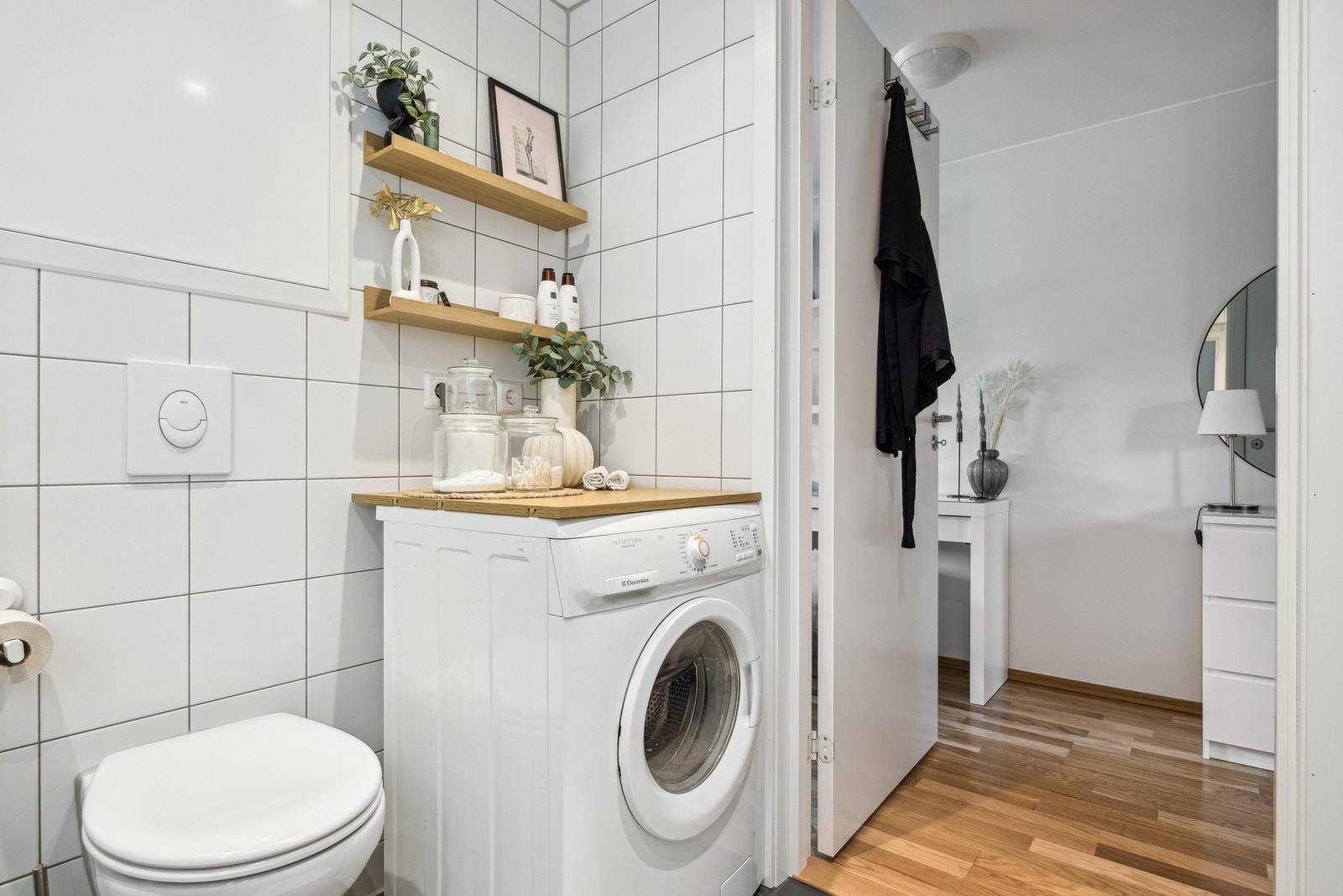 Baderommet har vegghengt klosett og dusjnisje. Opplegg for vaskemaskin. Galleribilde