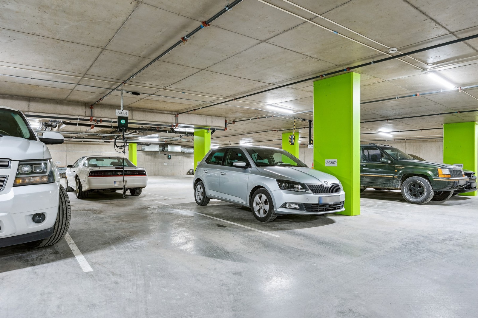 Egen, fast plass i parkeringskjeller med elbillader. I tillegg disponeres en bod på ca. 5 kvm. Galleribilde