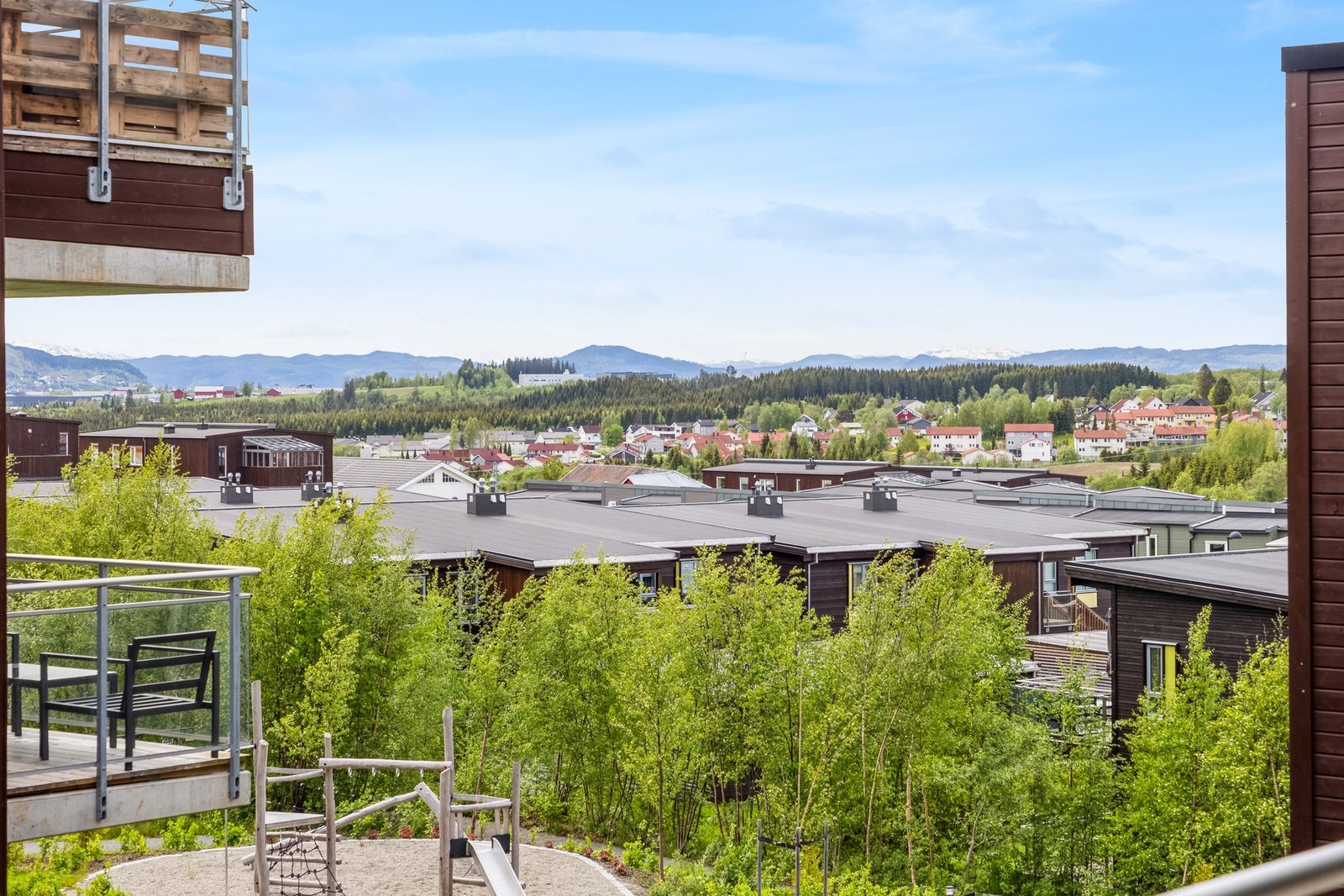 Borettslagets tomt er pent opparbeidet med asfalterte internveier, belegningsstein, grøntarealer, lekeplass, blomsterkasser og hyggelige sittegrupper. Galleribilde