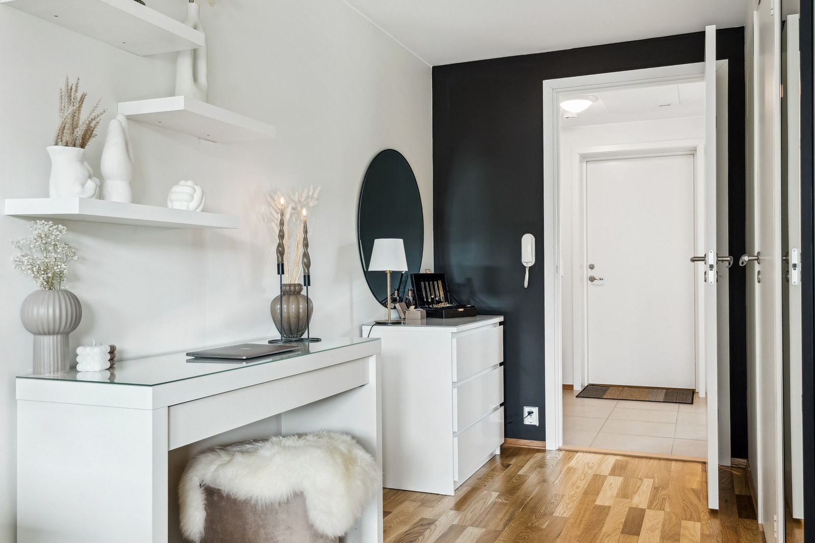 Gangen er romslig nok til å innredes med kontorpult og annet praktisk møblement. Galleribilde