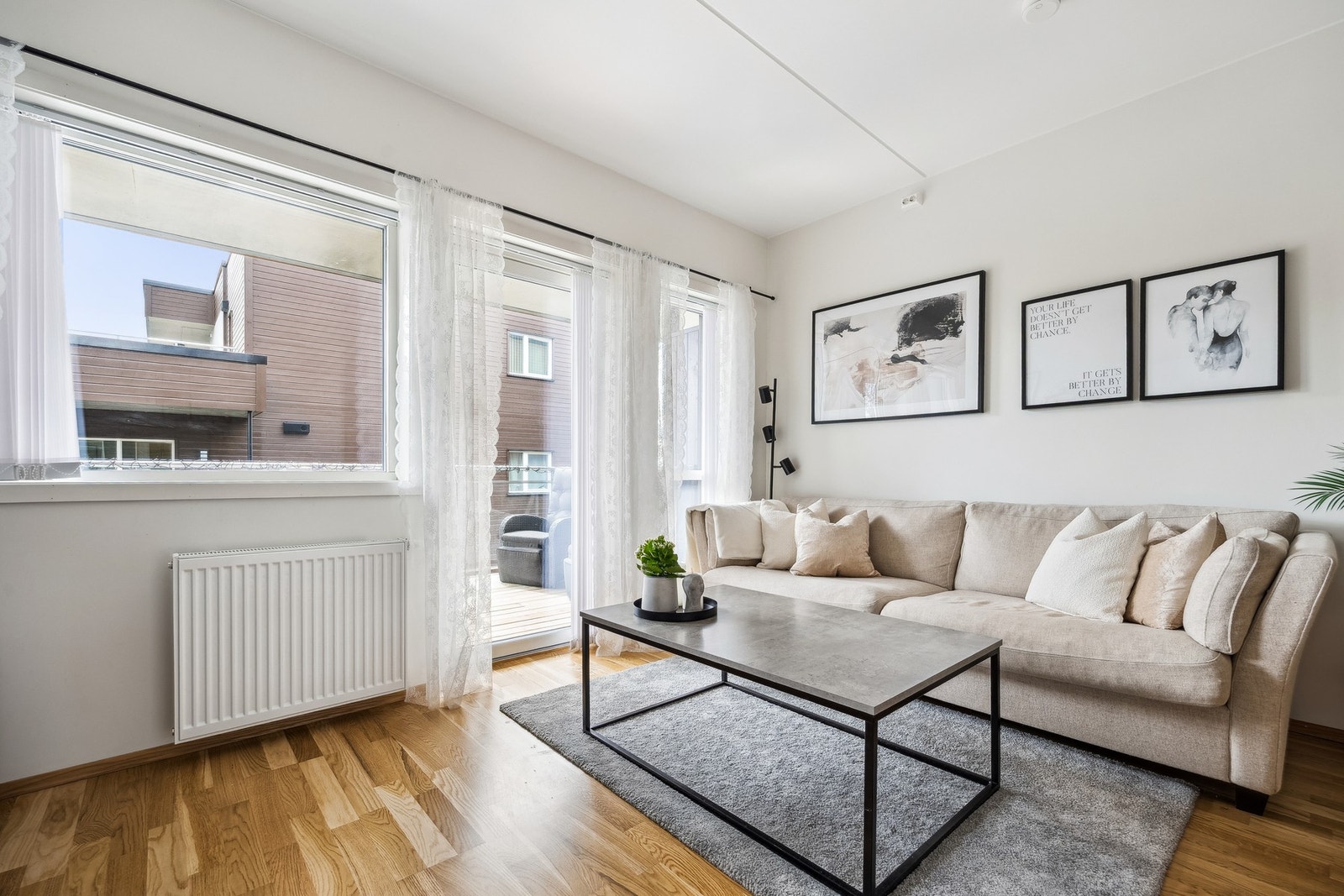 Leiligheten ble ferdigstilt i 2022 og holder en gjennomgående høy standard. Ifølge tilstandsrapporten har 86 % av boligen tilstandsgrad 0, og 14 % tilstandsgrad 1. Galleribilde