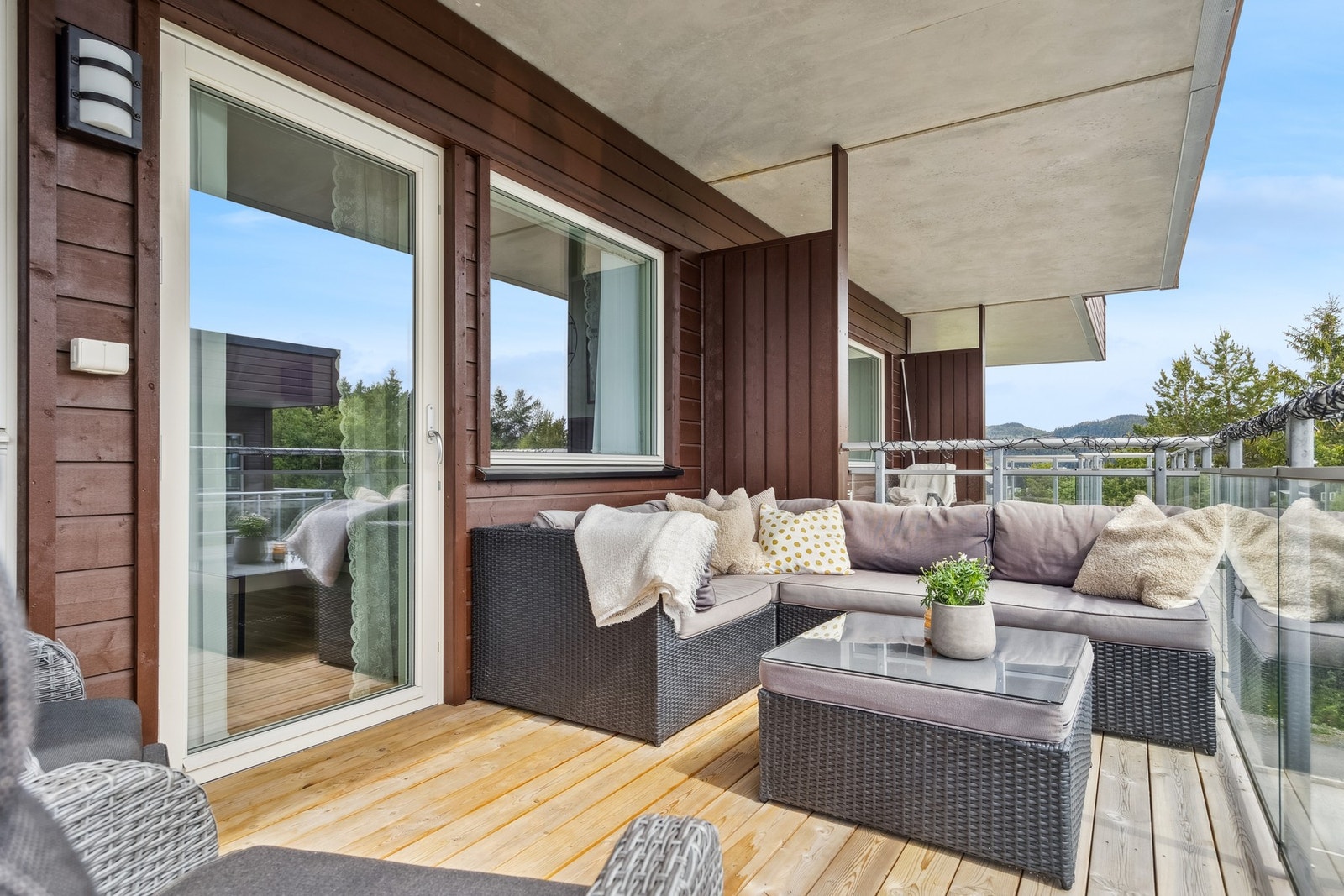 Fra stuen er det utgang til en sørvendt balkong. Her kan du nyte solen fra tidlig formiddag til ettermiddagen - fra ca. 09:30 til 16:00 hele sommeren. Galleribilde