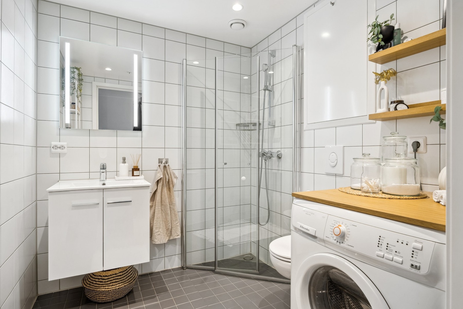 Flott flislagt bad på 4 m² med gulvvarme. Galleribilde