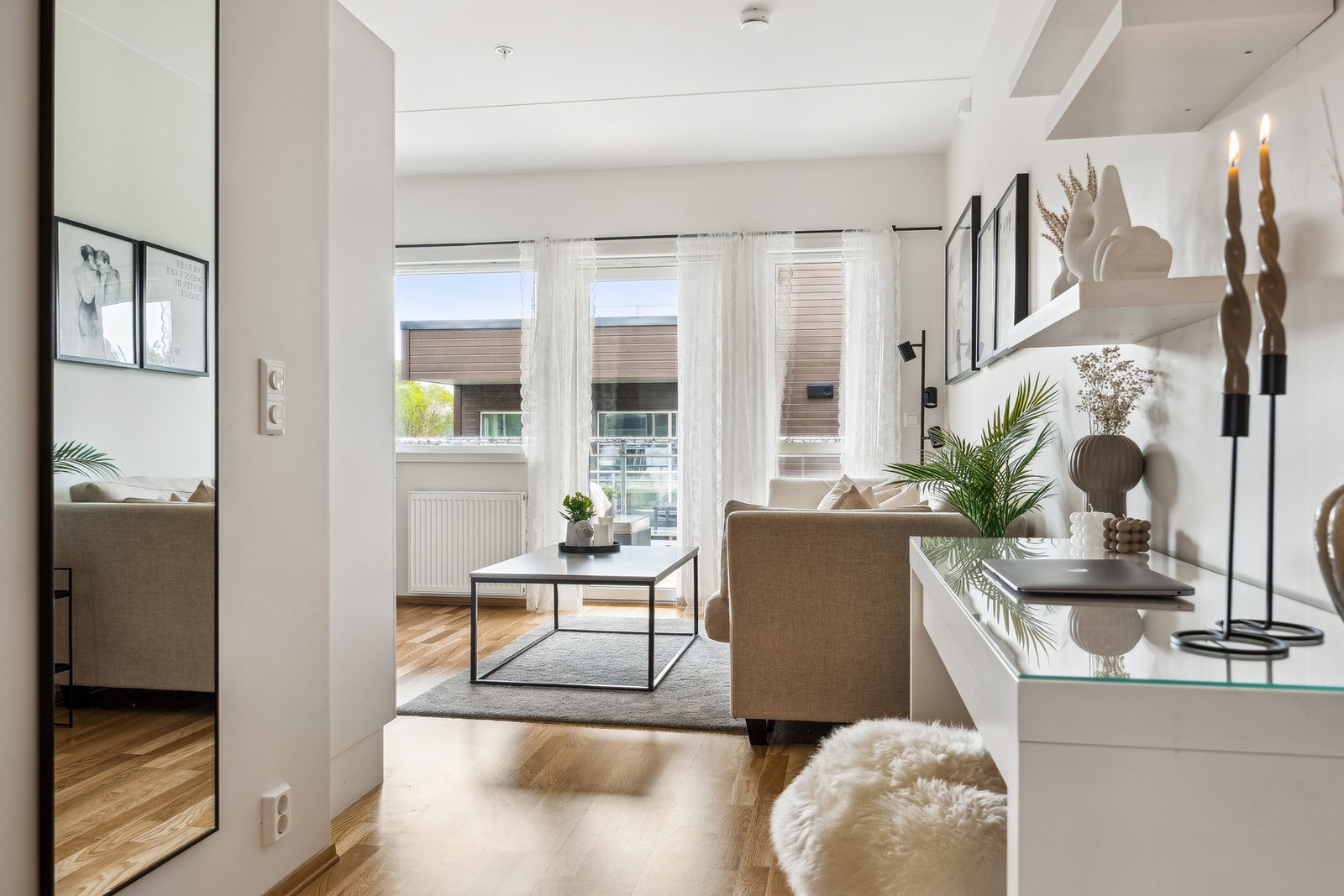 Moderne og lys stue med åpen kjøkkenløsning, store vinduer og utgang til sørvendt balkong. Et perfekt rom for avslapning og hygge! Galleribilde