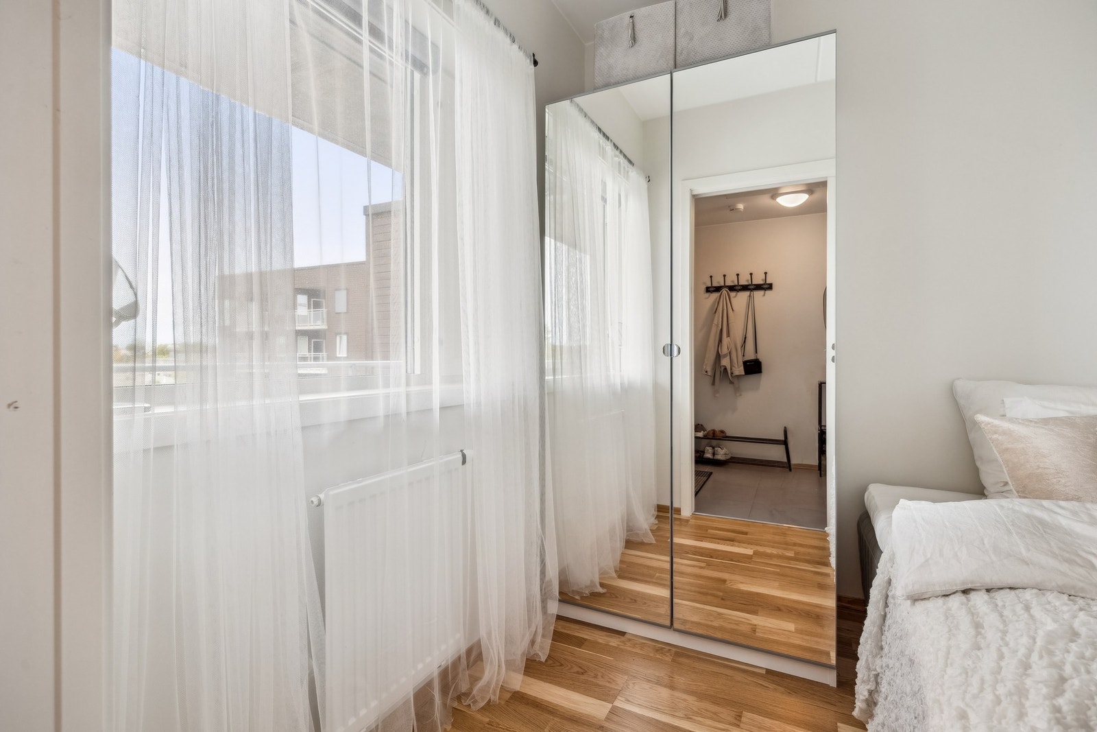 Soverommet vender ut mot rolig svalgang. Galleribilde