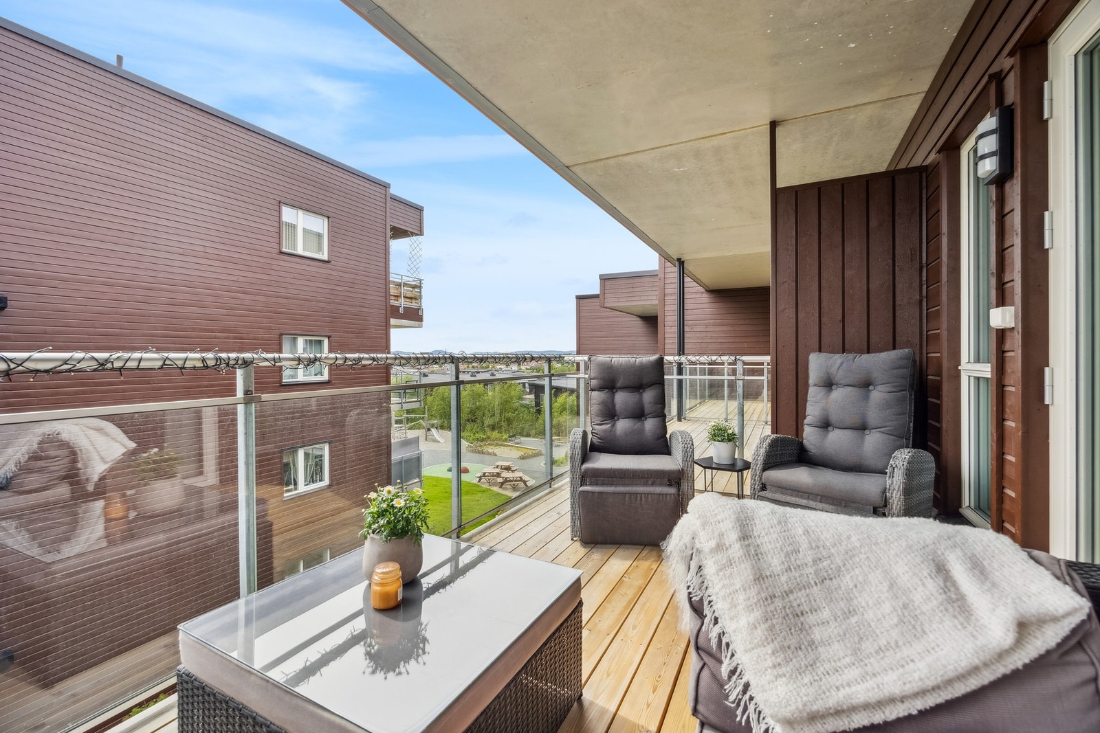 Romslig balkong på 10 kvm med gode solforhold og plass til hyggelig utemøblement. Galleribilde