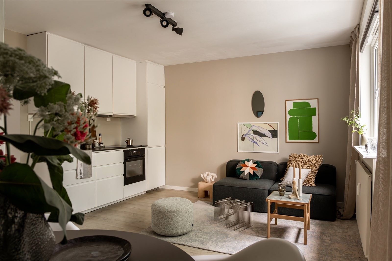 Stuen har store vindusflater som sørger for godt med naturlig lys Galleribilde