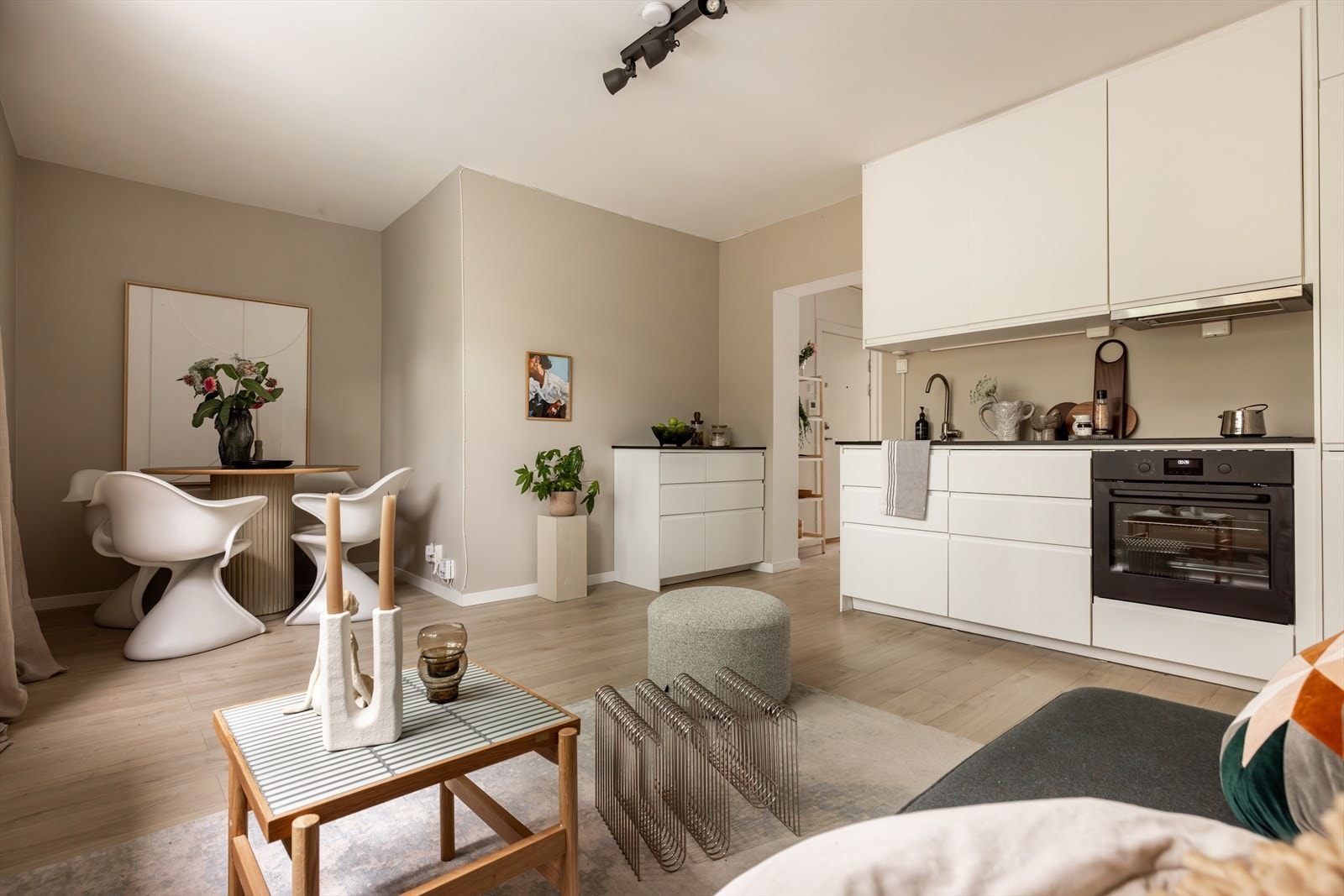 Leiligheten byr på et lekkert og tidløst kjøkken fra 2016, godt utformet med plass til oppbevaring og matlaging Galleribilde