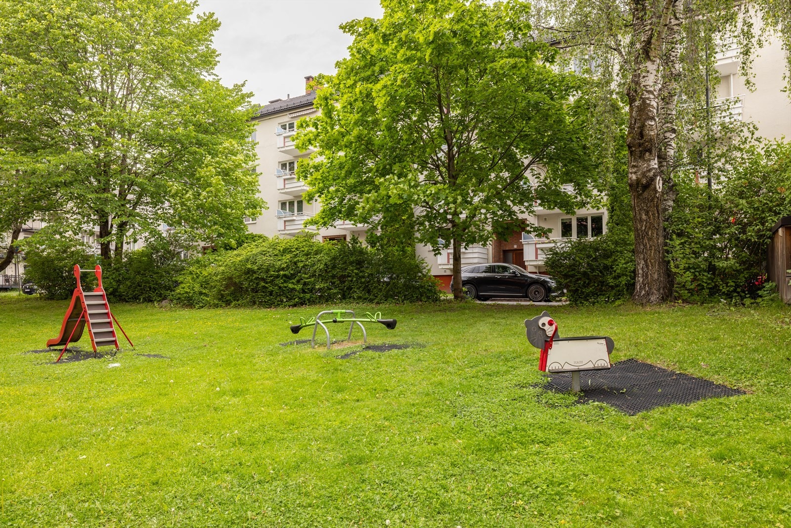 Leiligheten har en attraktiv beliggenhet i tilbaketrukket og rolige omgivelser med kort vei til kollektivtransport, servicetilbud og grøntområder Galleribilde