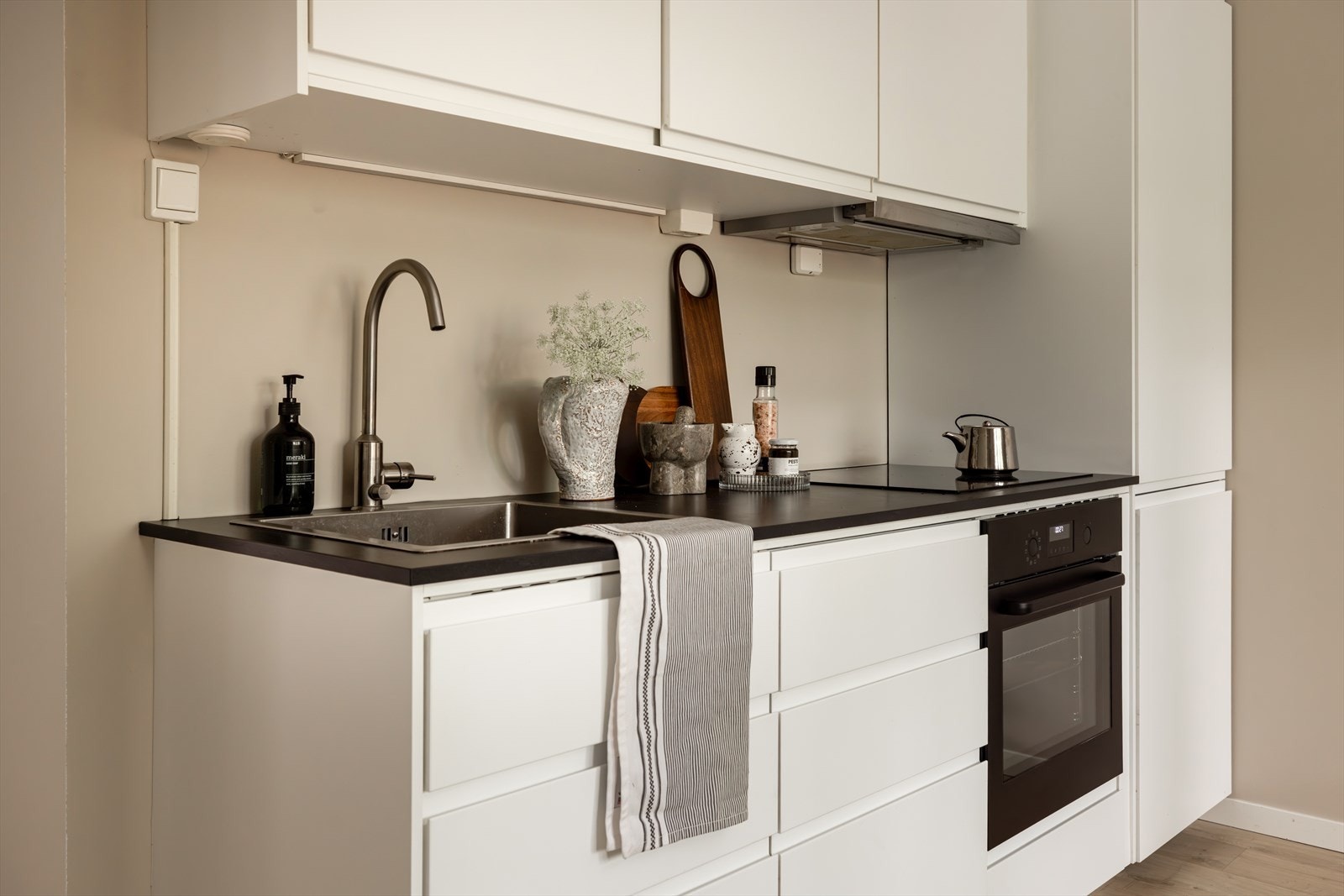 Her er det integrerte hvitevarer med oppvaskmaskin, stekeovn, platetopp og kombiskap. Ovnen og oppvaskmaskinen ble byttet ut i 2025 Galleribilde