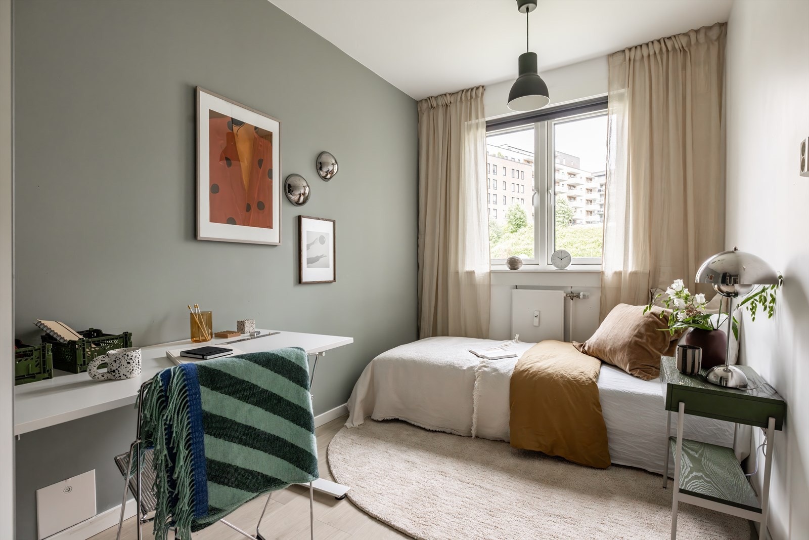 Plass til seng, skirvepult, og oppbevaring i garderobeskap Galleribilde