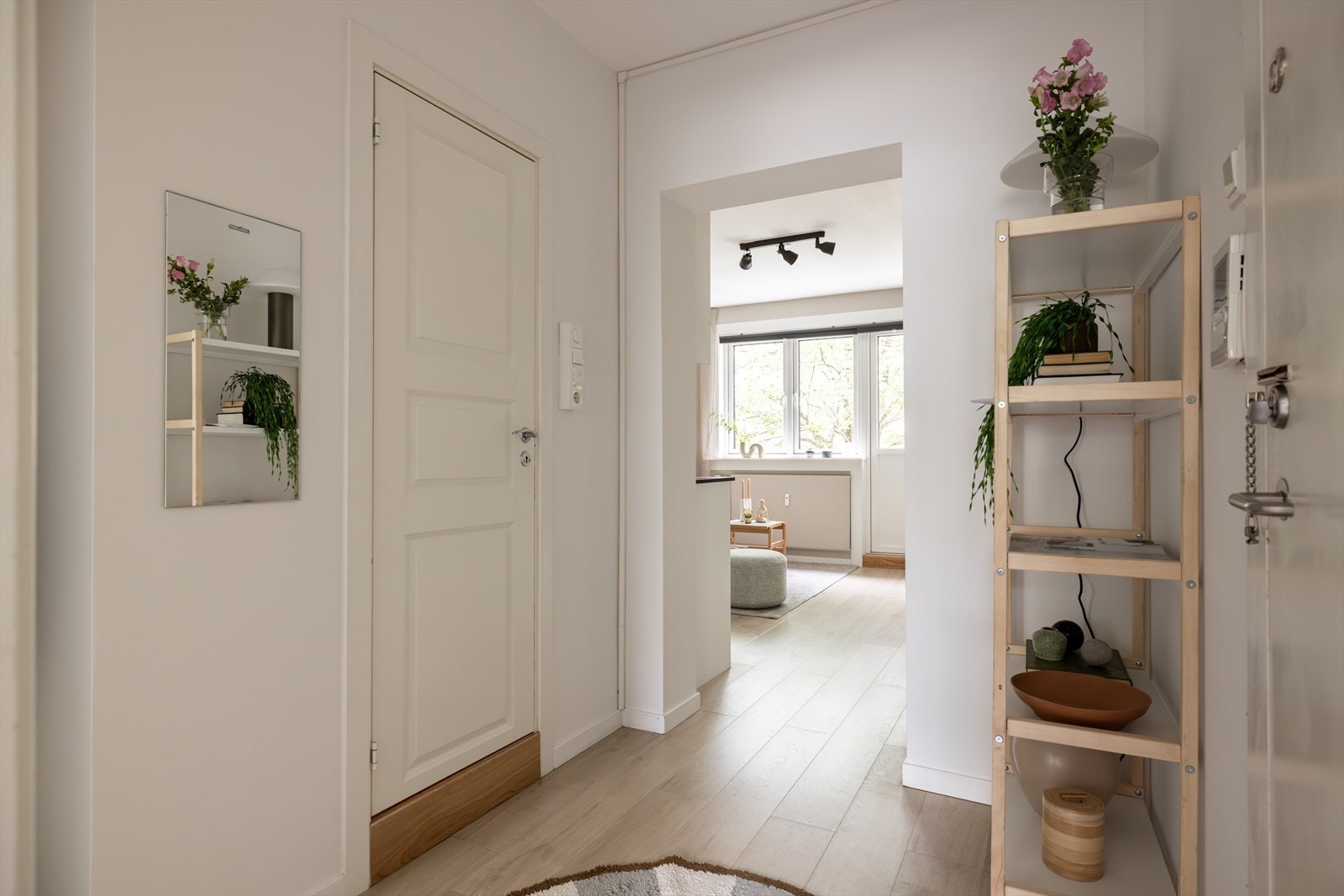 Leiligheten dispoenerer en kjellerbod på ca. 3 kvm og en loftsbod på ca. 3 kvm med 10 kvm gulvareal. Galleribilde