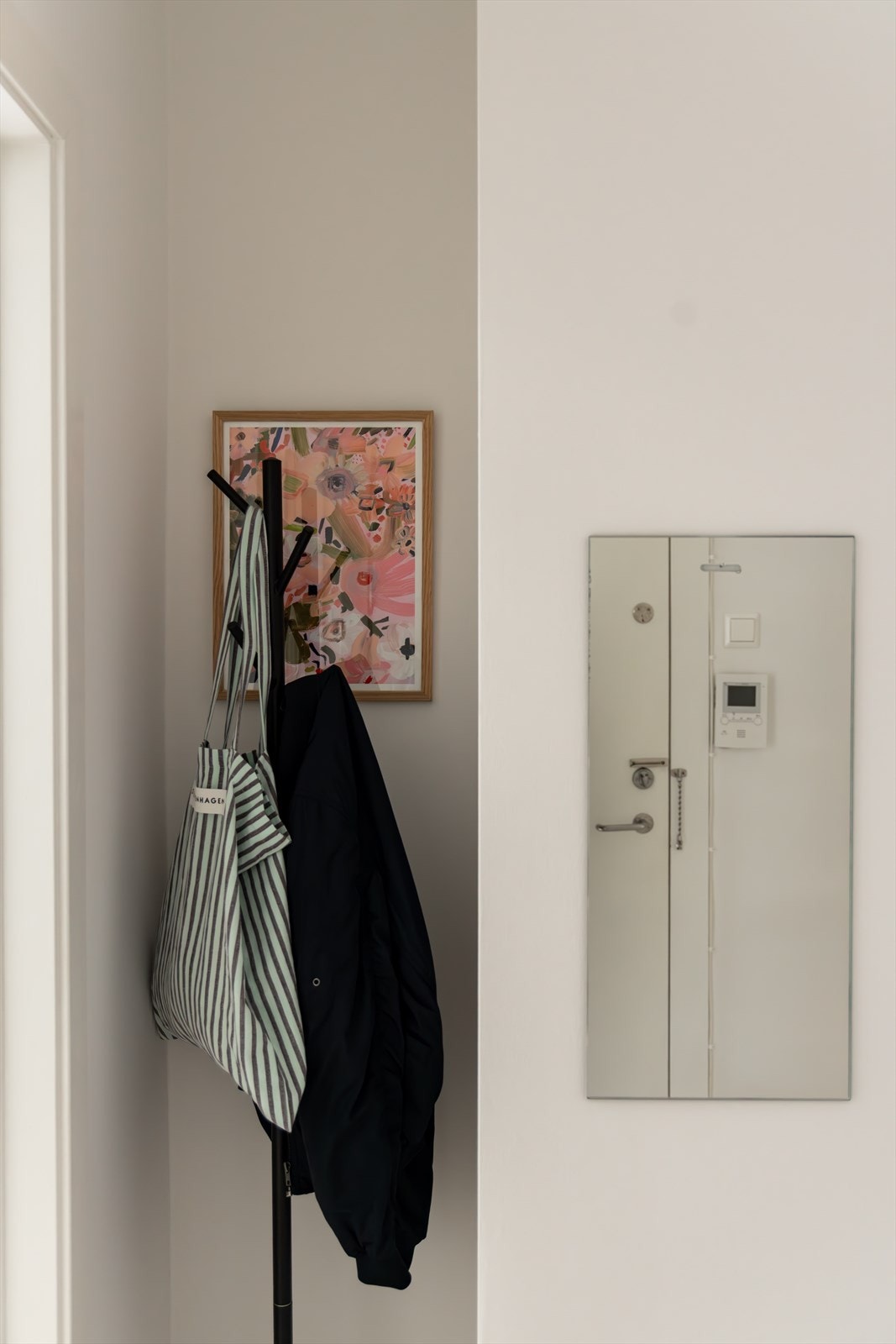 Her er det pene, delikate overflater og laminatgulv som går igjen i alle rom (foruten bad) Galleribilde