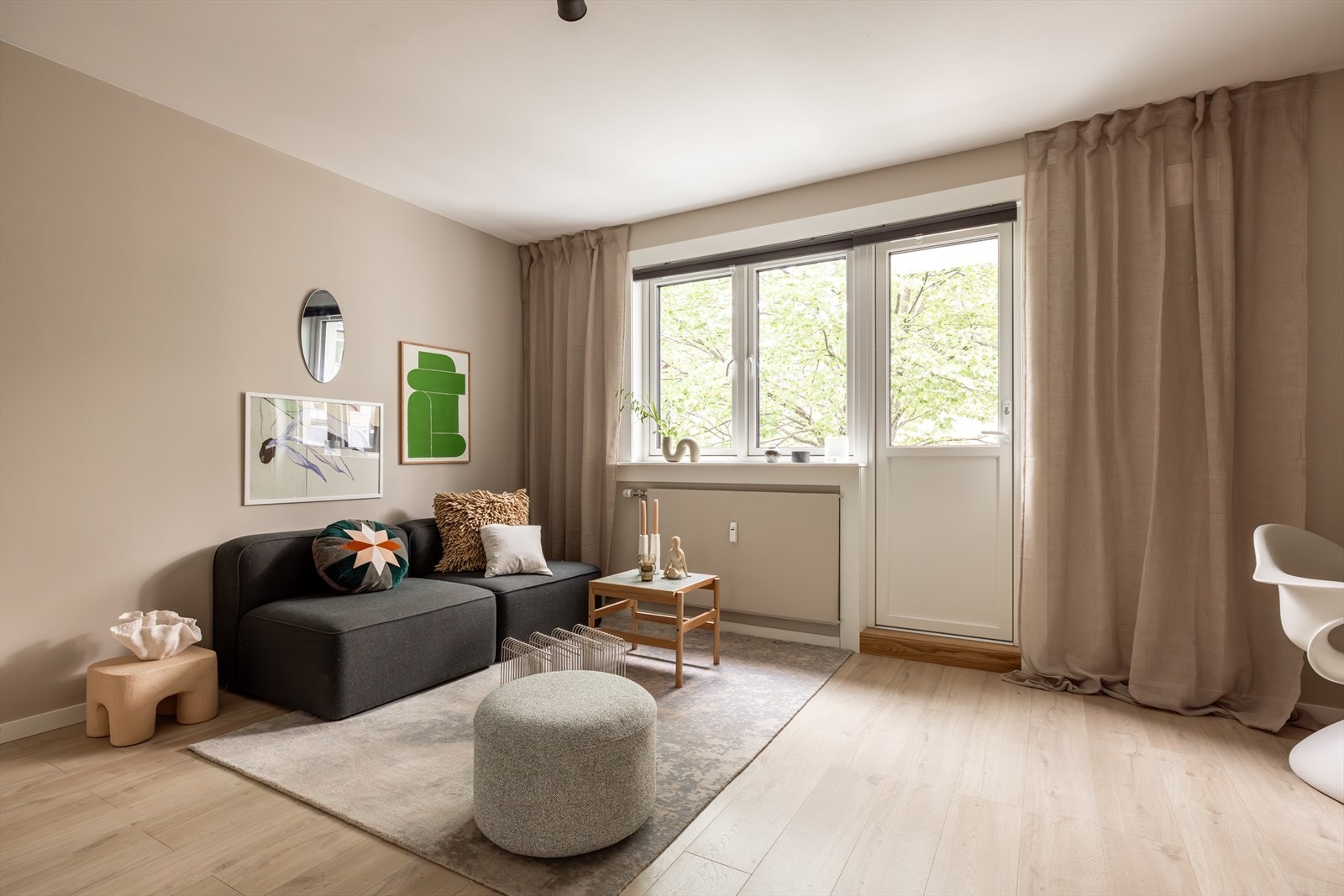 Her får du en lys og gjennomgående leilighet med en nydelig, solrik balkong Galleribilde