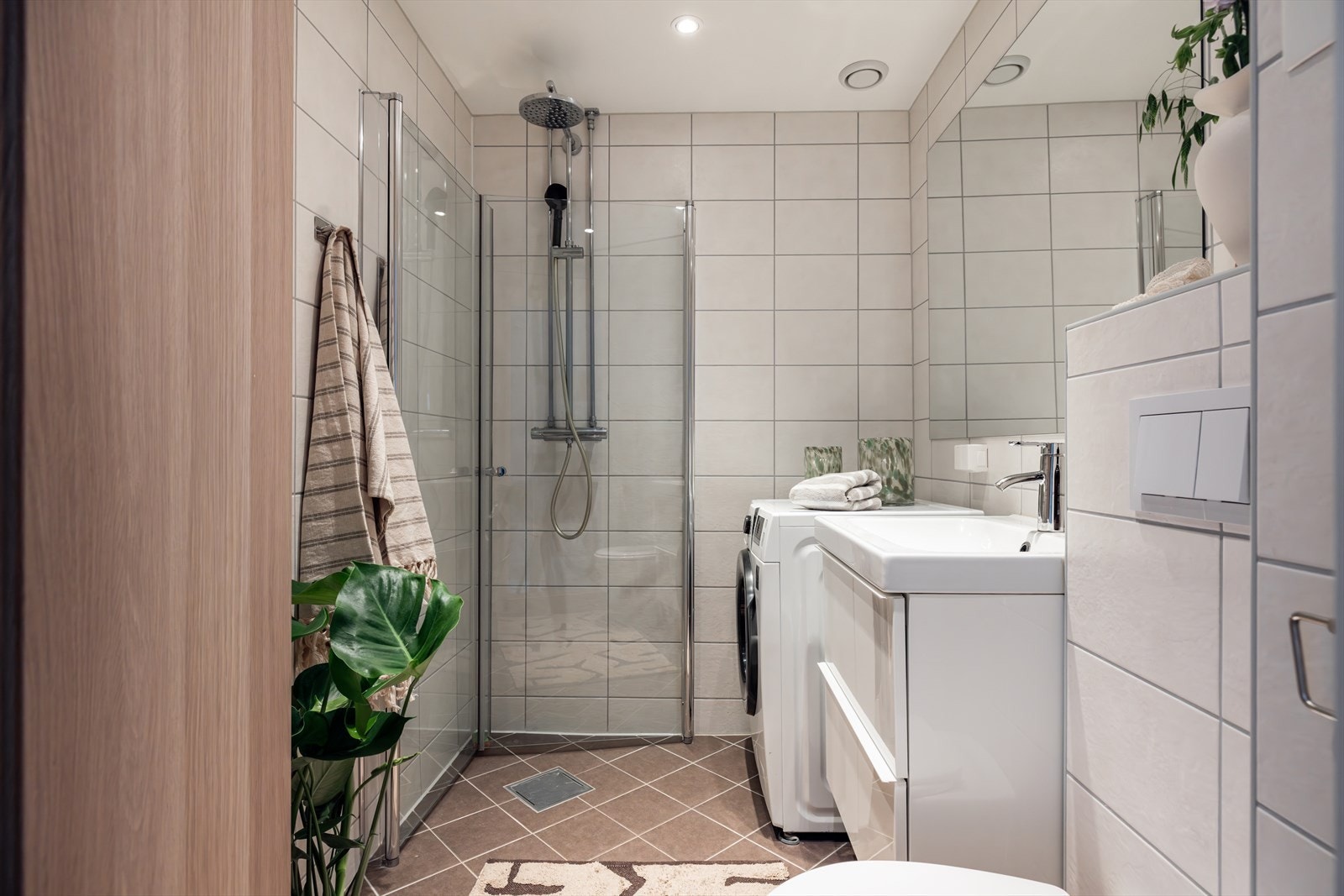 Stort og moderne bad med fliser på vegger og gulv, totalrenovert i 2016 i regi av borettslaget Galleribilde