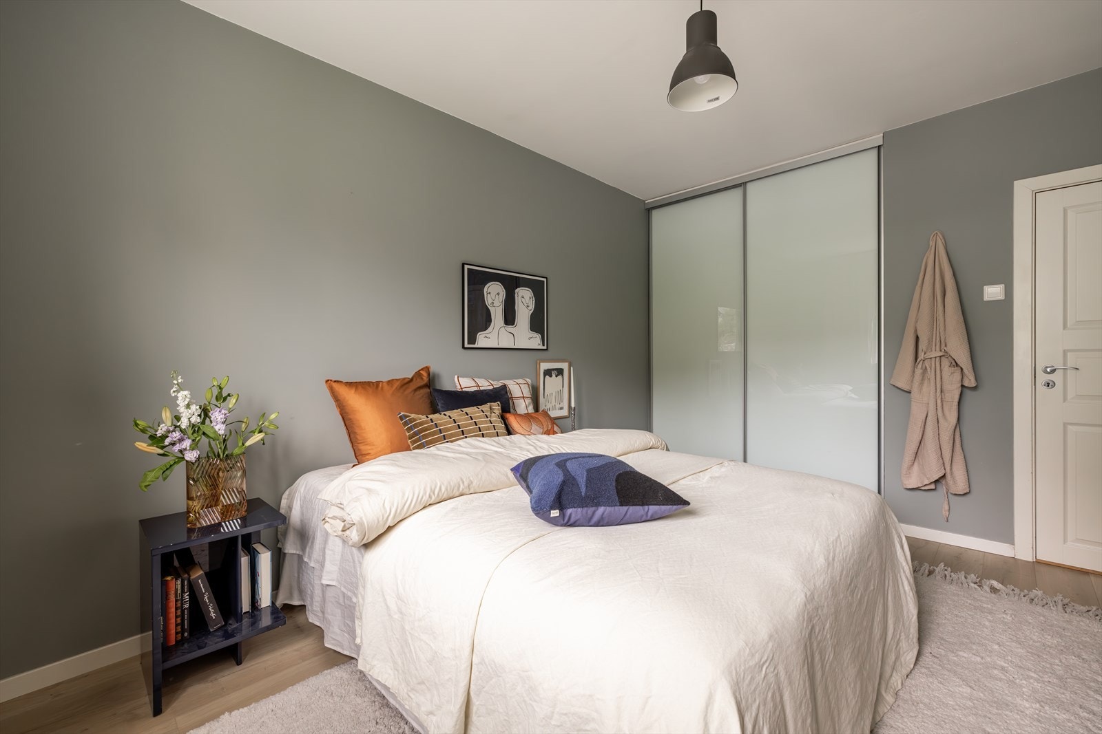 Hovedsoverom med plassbygd skyvedørsgarderobe Galleribilde