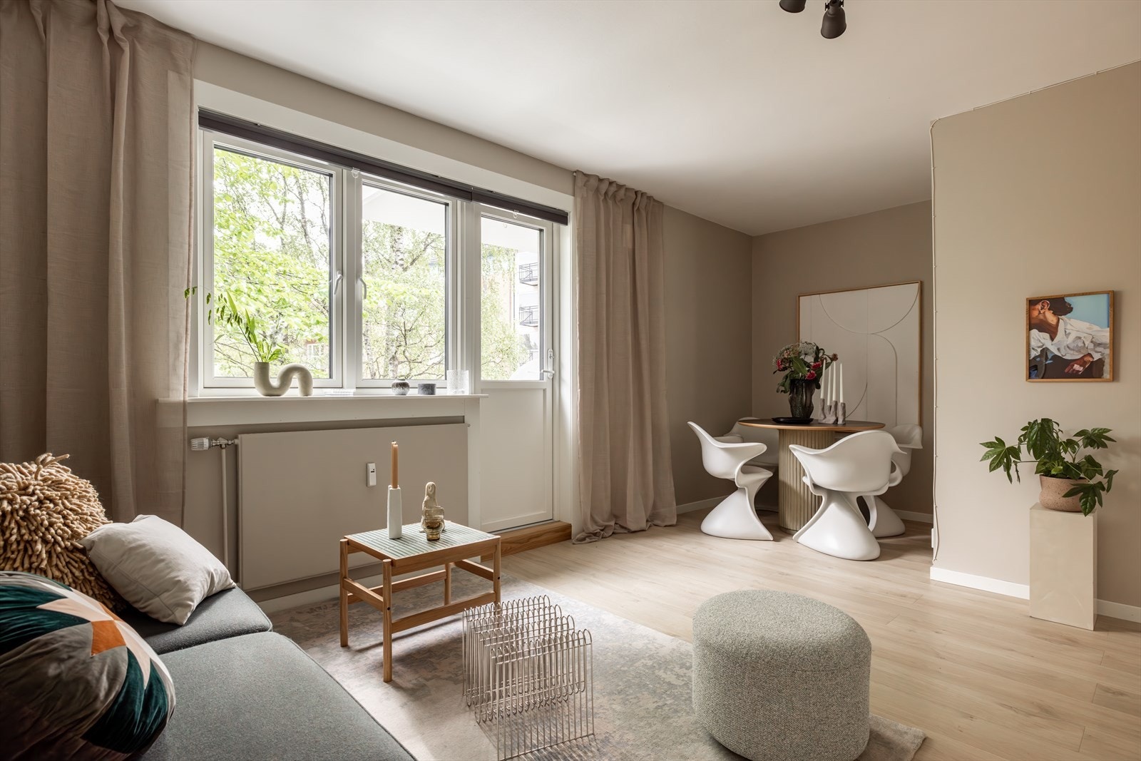 Pen og tidsriktig stue med delikate fargevalg og en behagelig atmosfære Galleribilde