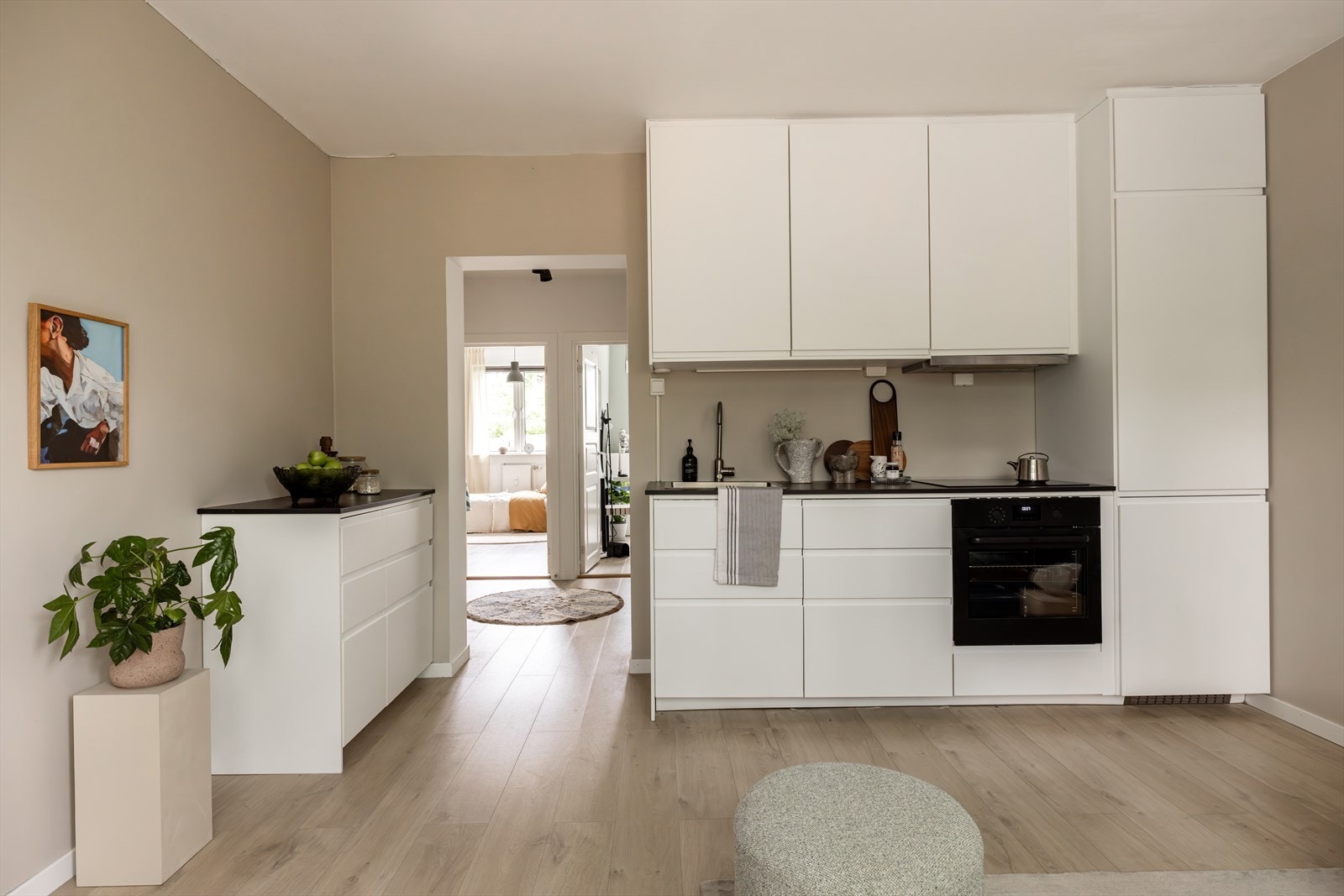 Leiligheten byr på en arealeffektiv planløsning med stue og kjøkken i en åpen, sosial løsning Galleribilde