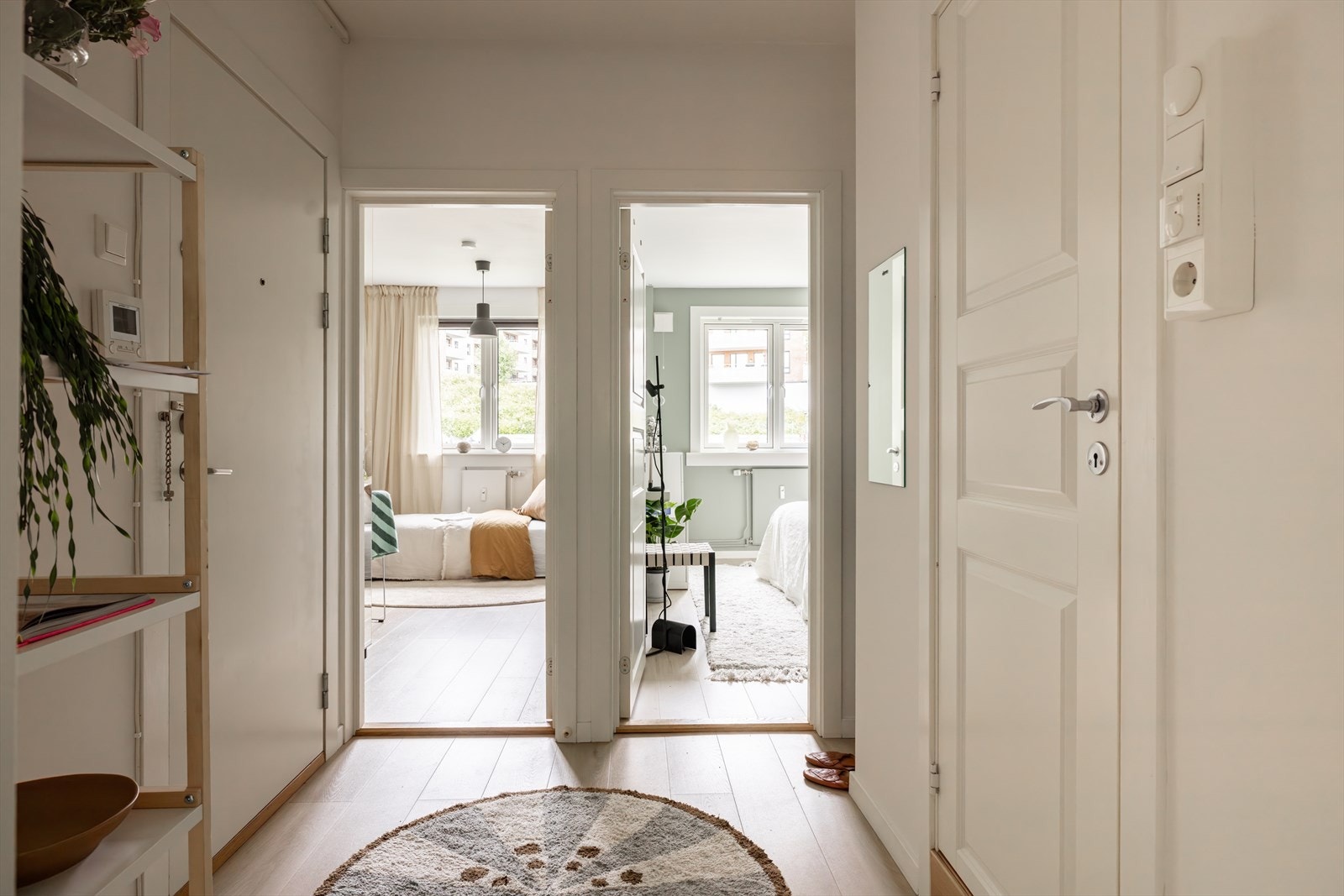 Lys og innbydende entré med rom for oppheng av yttertøy Galleribilde