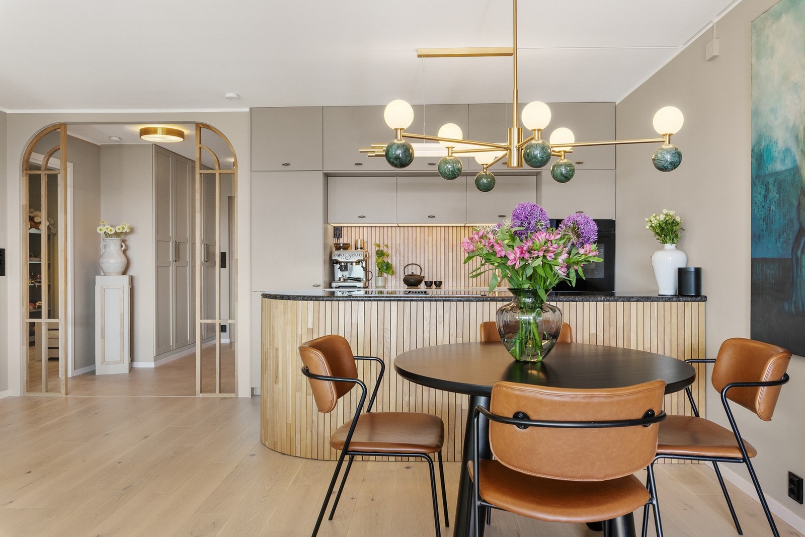 Mellom overskapene og benkeplaten er det tilpassede spiler på veggen. Galleribilde