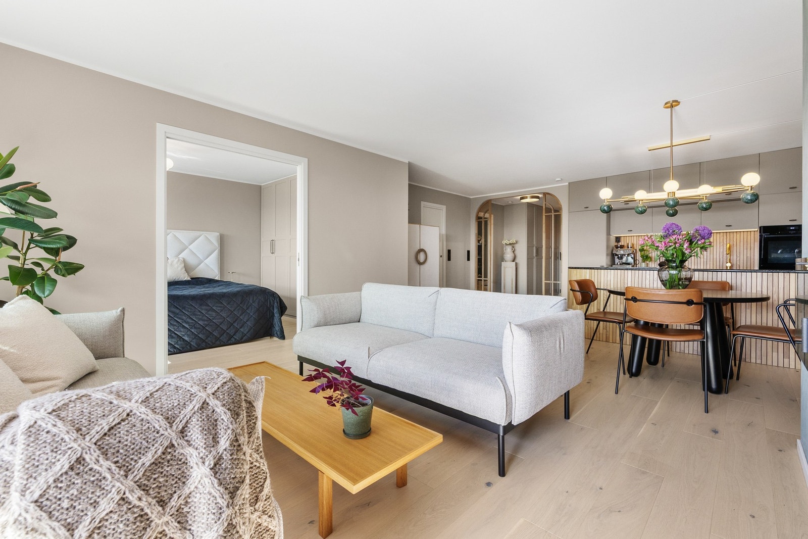 Videre fra stuen har man tilgang til boligens hovedsoverom. Galleribilde