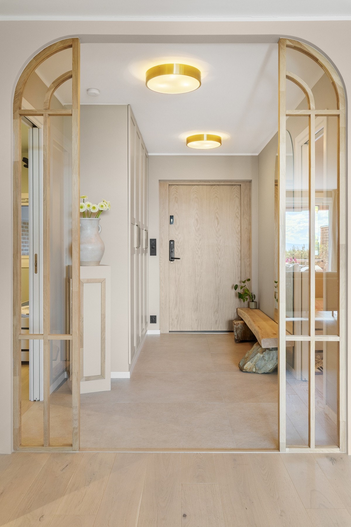 En lys og trivelig entré som gir et godt førsteinntrykk av boligen. Galleribilde