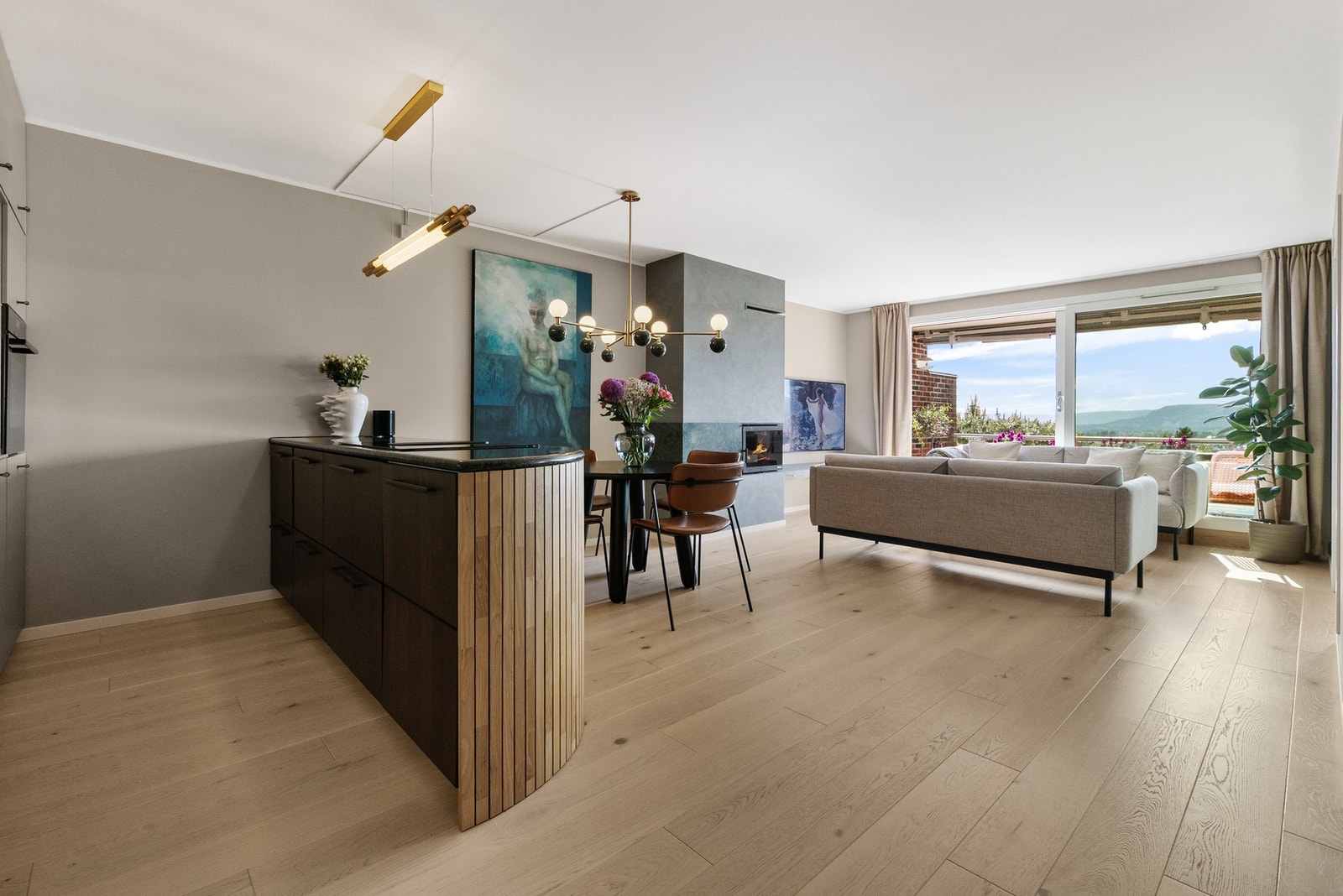 Åpen stue-/kjøkkenløsning med kjøkken-øy sørger for en sømløs romløsning. Galleribilde