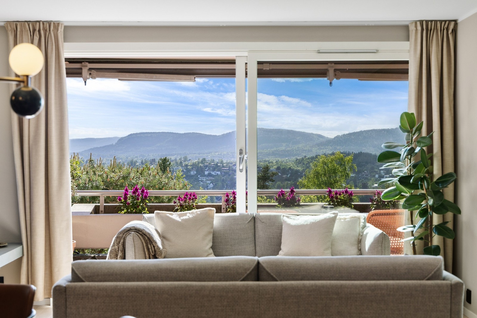 I stuen er det store vindusflater som strekker seg fra gulv til tak og som slipper rikelig med dagslys inn. Galleribilde