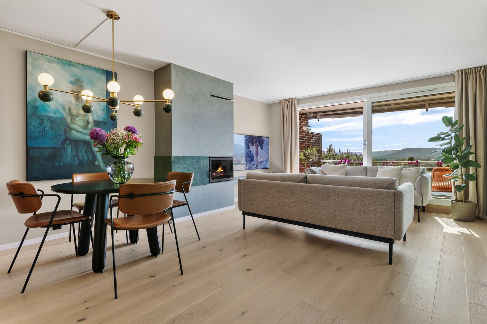 Rommet gir også gode muligheter for en trivelig spisegruppe. Galleribilde