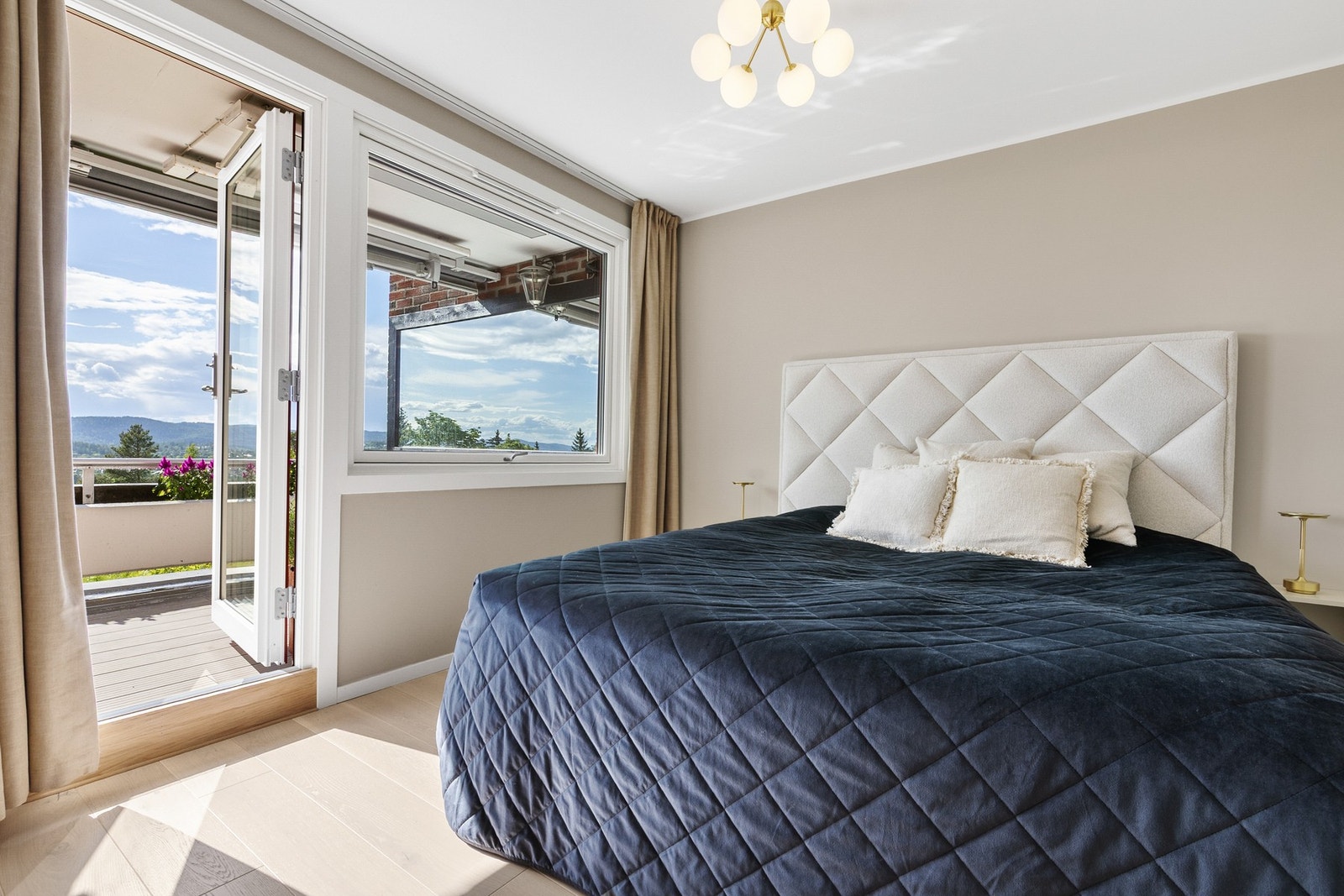 Soverommet har god plass til dobbeltseng, og har utgang til balkongområdet. Galleribilde