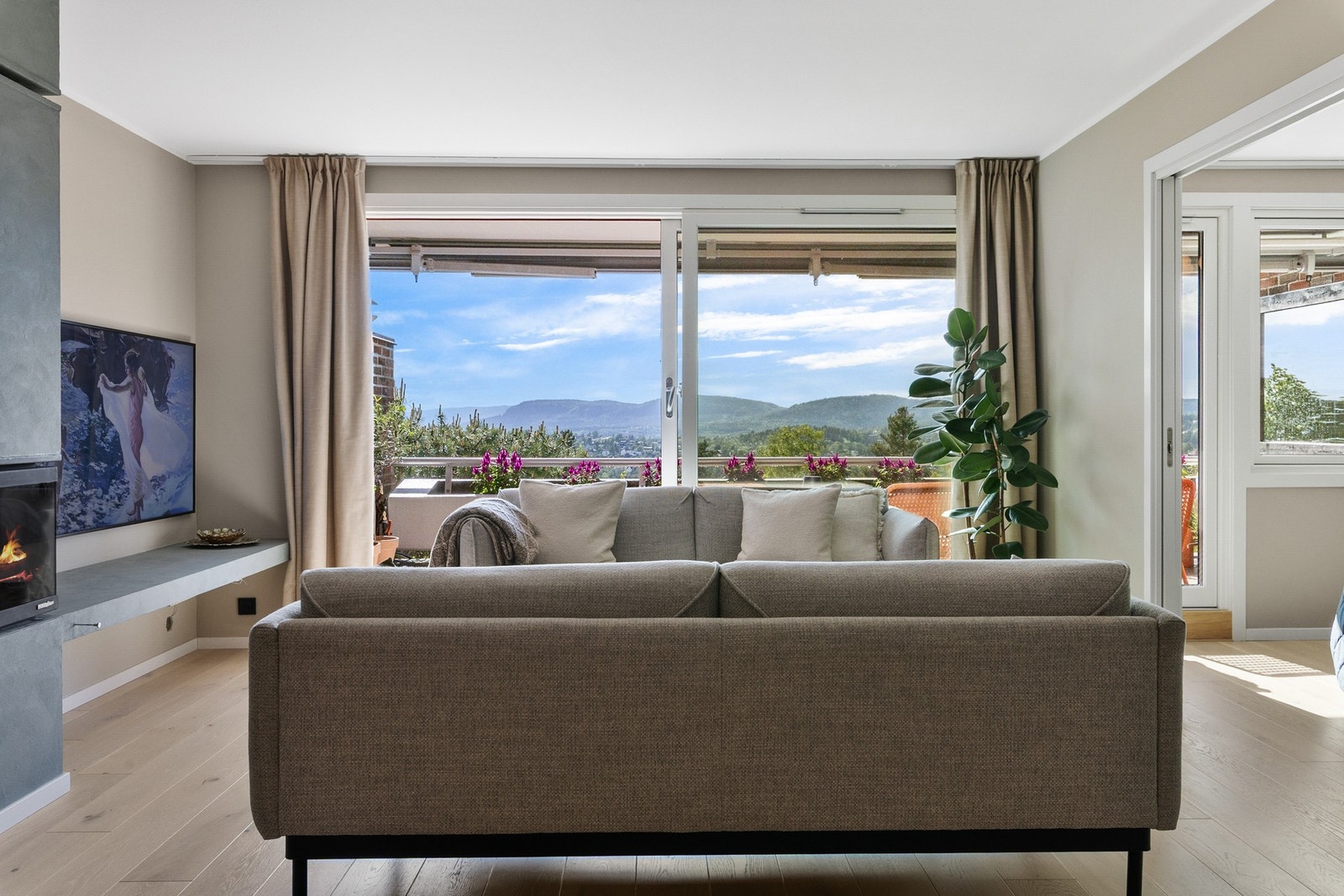 I stuen er det gode innredningsmuligheter med sofa, bord og tilhørende møblement. Galleribilde