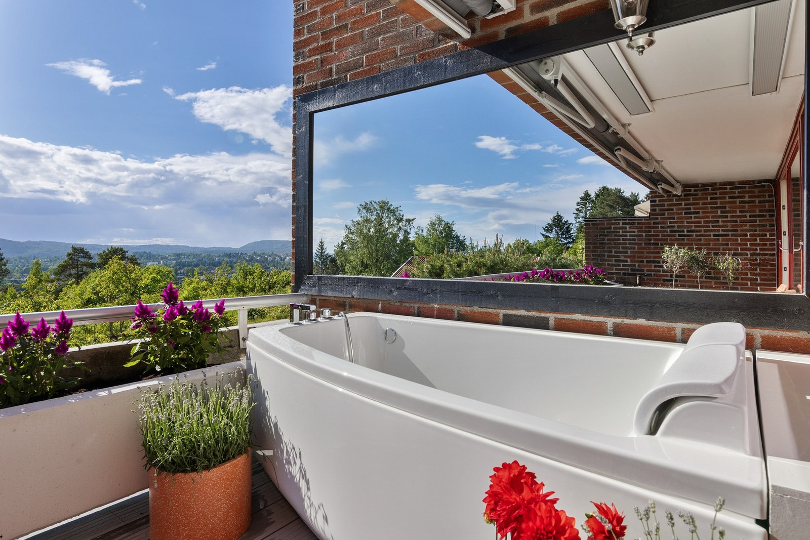 Balkongen har en skjermet beliggenhet og hyggelig utsyn. Galleribilde