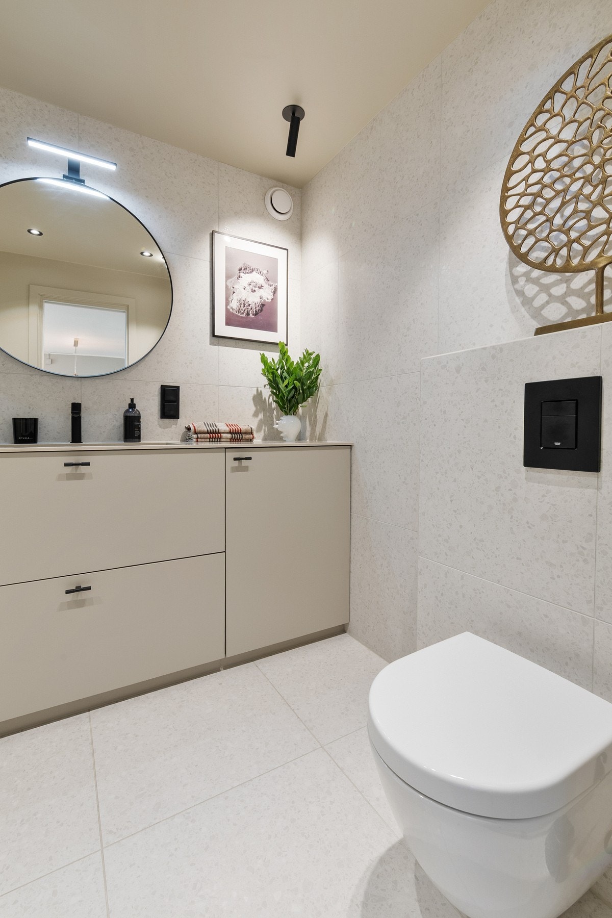 Boligen har et pent flislagt baderom fra 2023 med påkostet interiør. Galleribilde