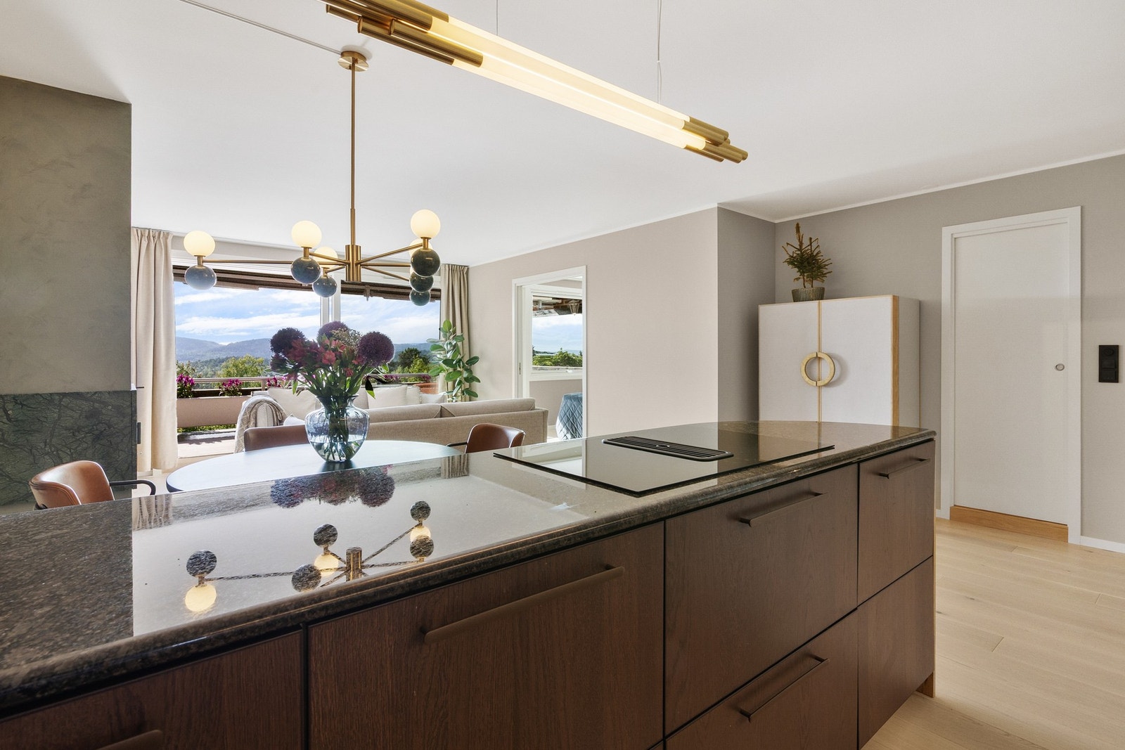 Kjøkken-øyen har rikelig med oppbevaringsplass og gode arbeidsflater på helstøpt benkeplate av granitt. Galleribilde