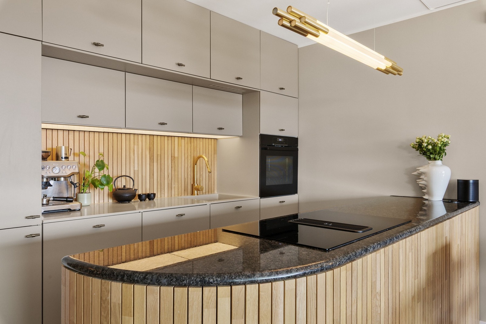 Kjøkkenet har integrerte hvitevarer som kjøleskap med frysedel, oppvaskmaskin, ovn, induksjonsplatetopp og ventiasjon over kokesone. Galleribilde