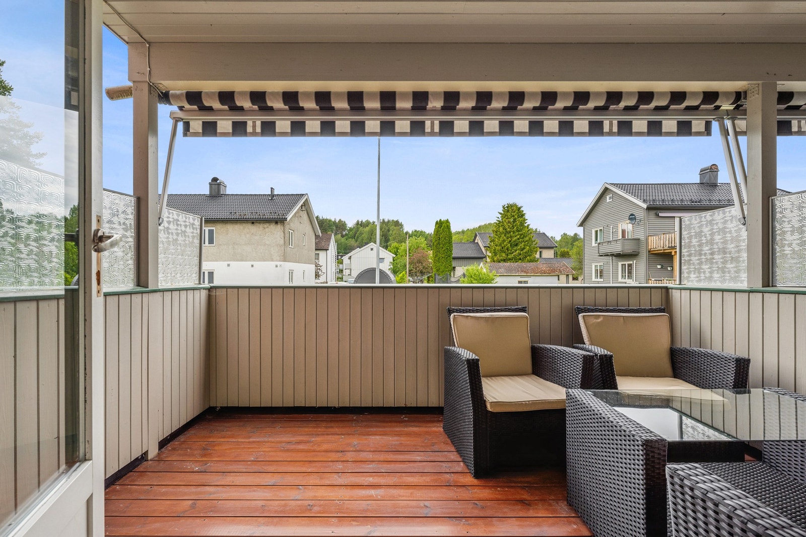 Fra stuen er det utgang til en overbygget terrasse på 9 kvm. Galleribilde