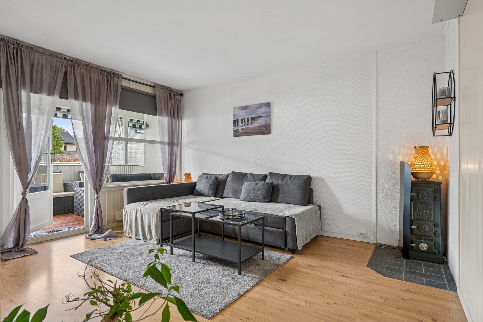 Leiligheten byr på en lys og innbydende stue. Galleribilde